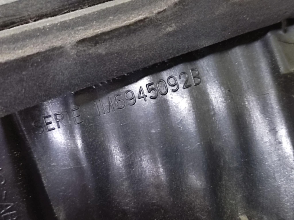 SEAT LEON and light right rear part to the bonnet