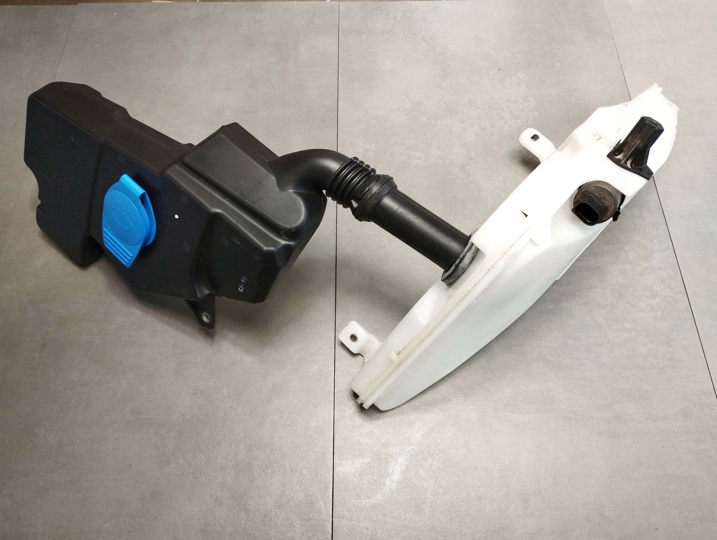 Audi A7 4G 2016 washer fluid tank POMPKI 4G8955451J