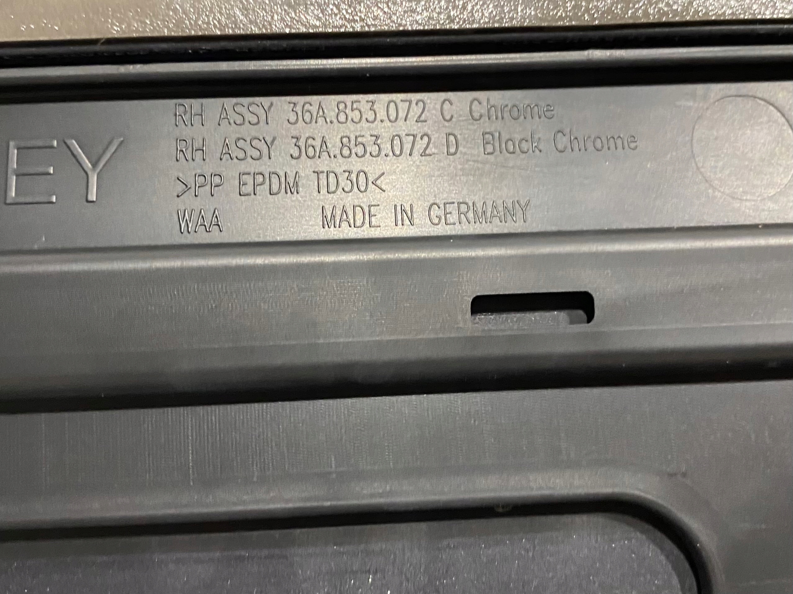 BENTLEY BENTAYGA cap moulding door R 36A853072
