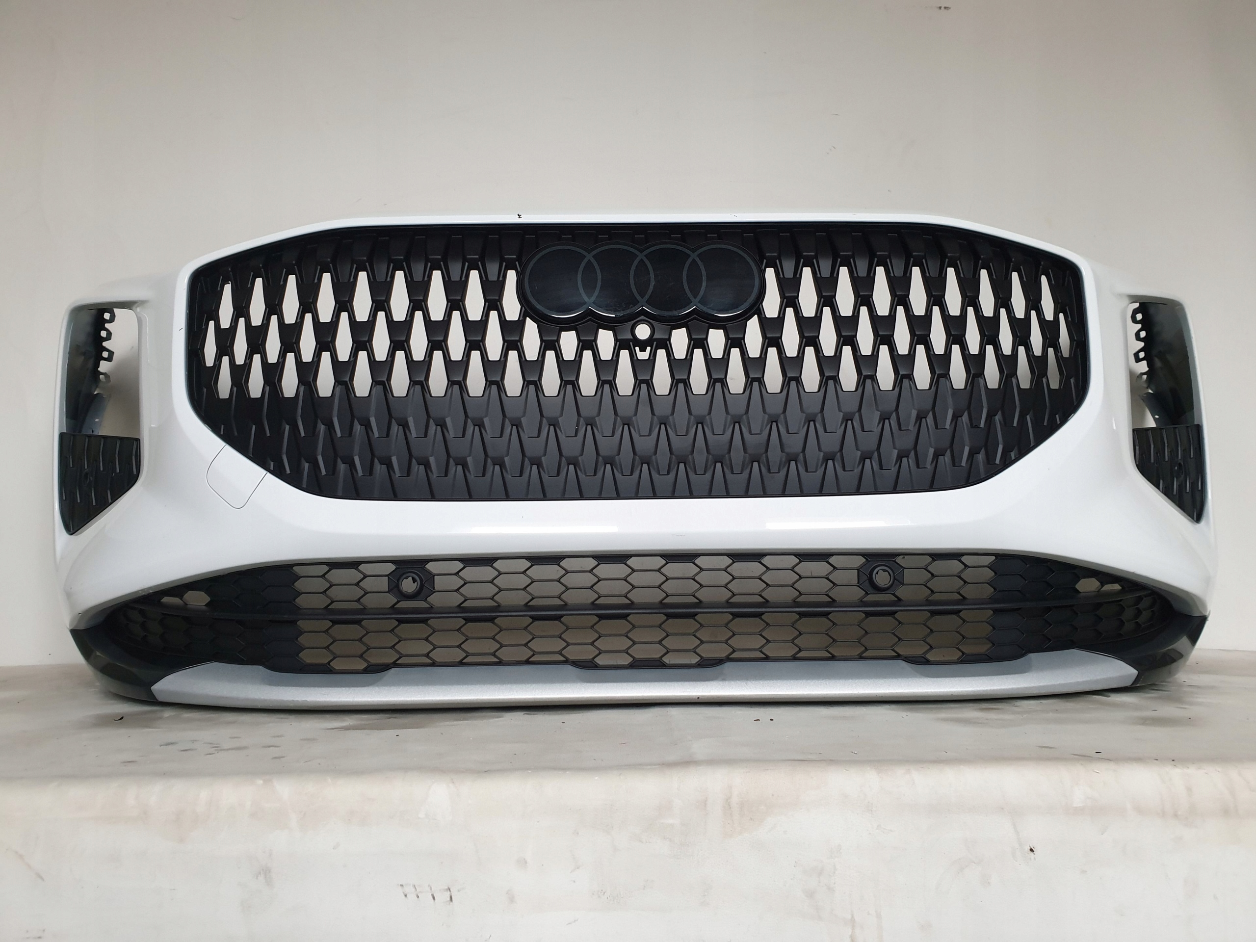 AUDI Q3 III 83H 25-> bumper front front 4xPDC 83H807437