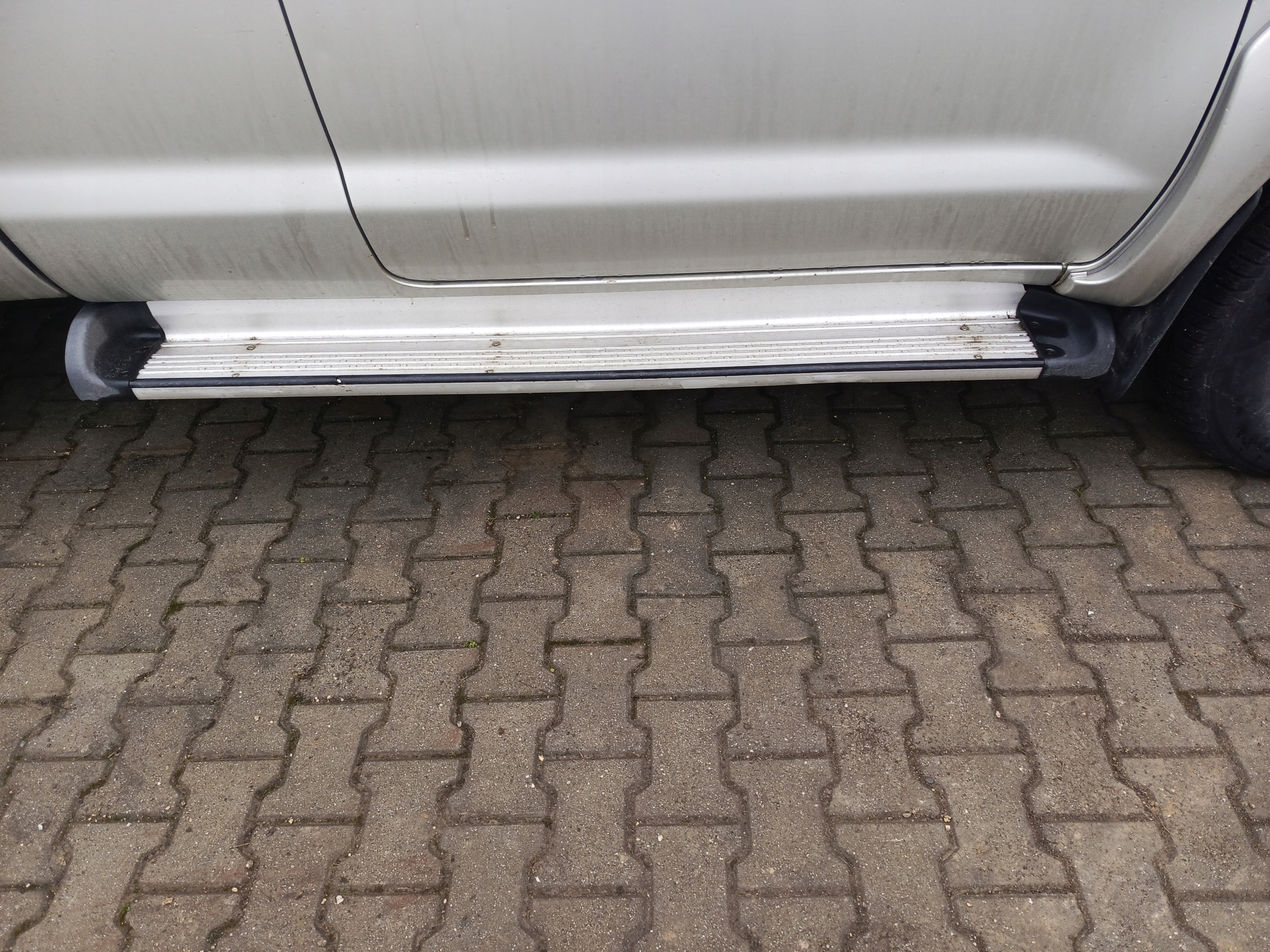 TOYOTA HILUX STOPIEŃ PROGI KOMPLETNE 2 SZTUKI