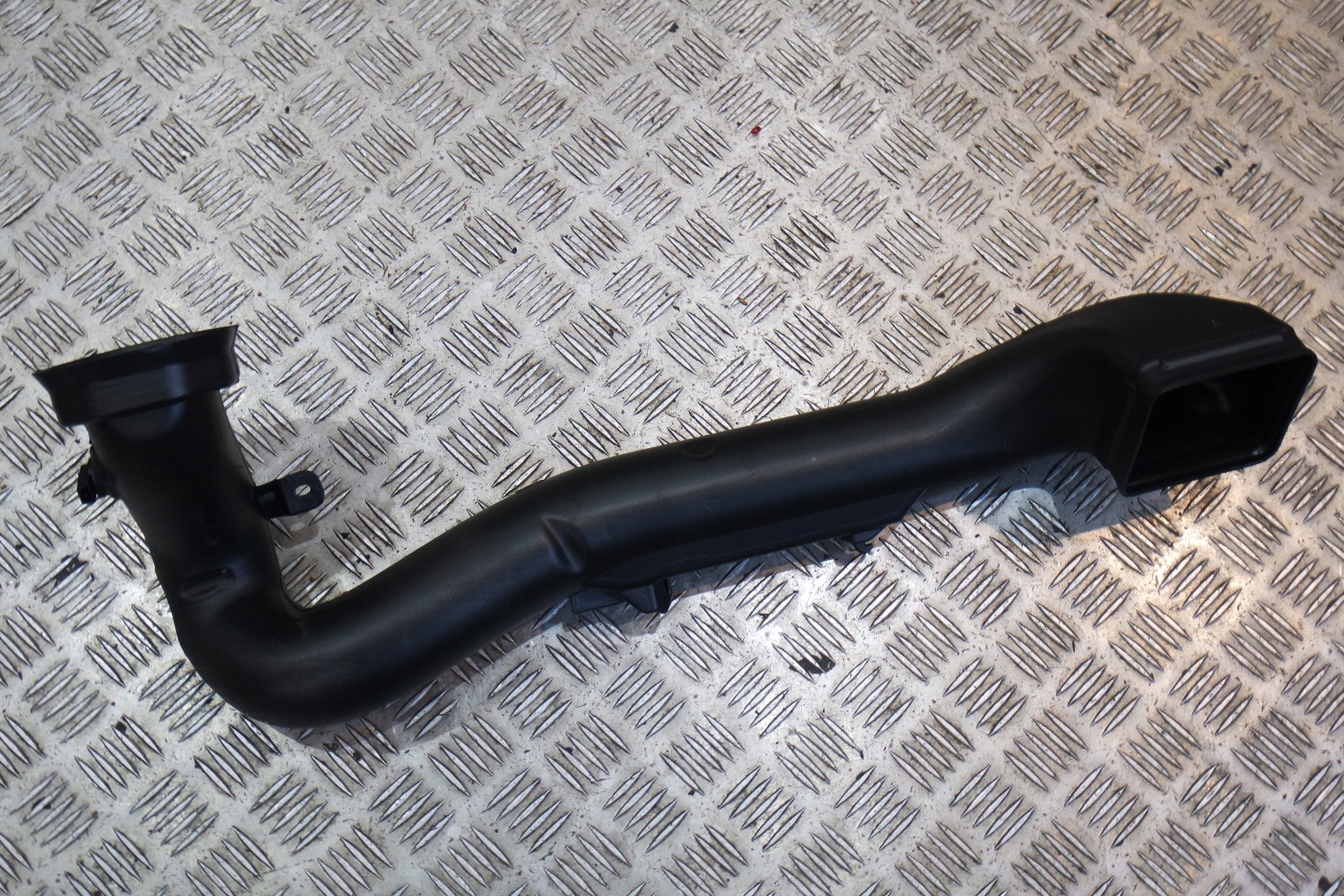 Кришка пластик MERCEDES W463 / 4 G A4638317300