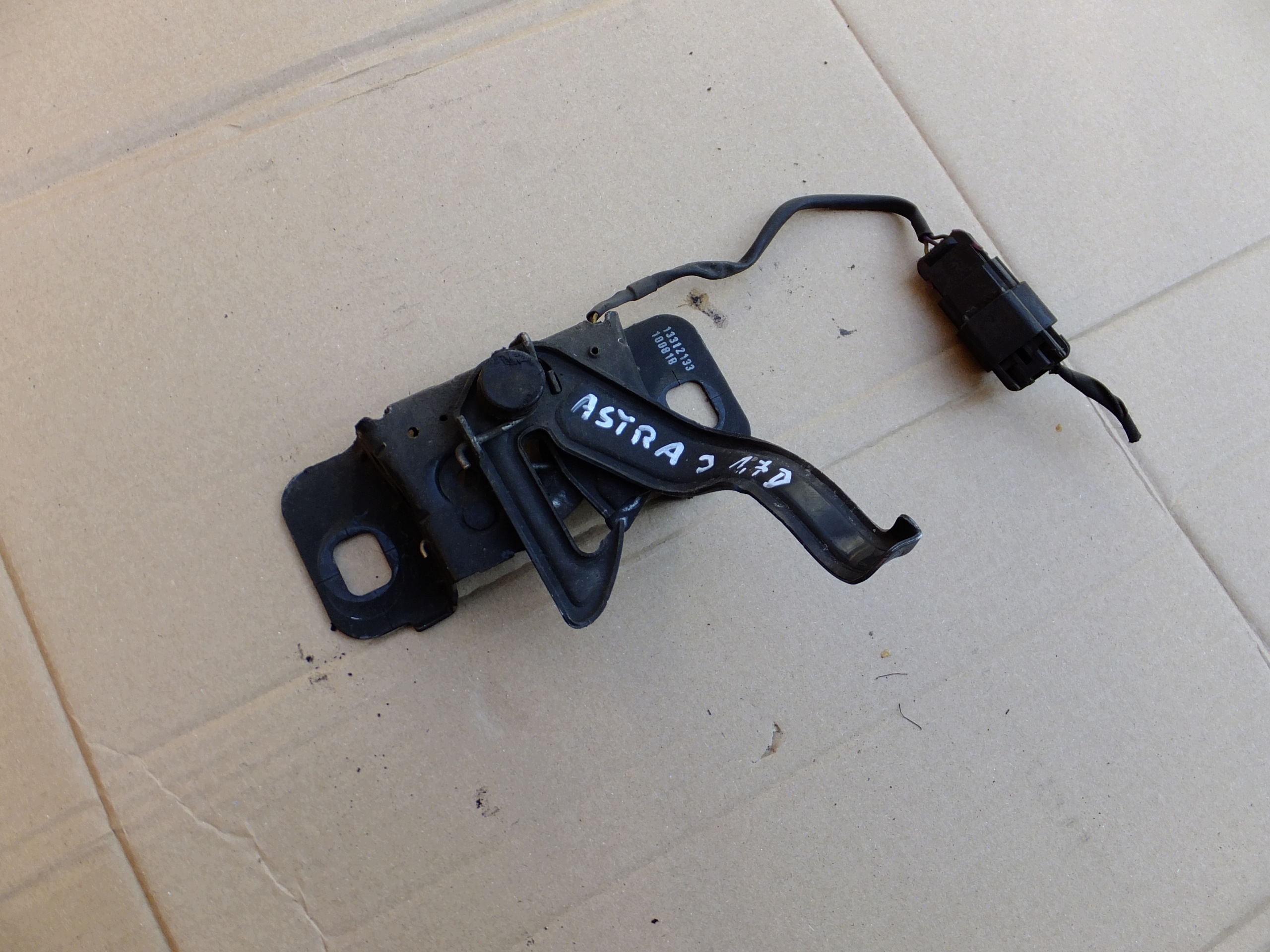 bonnet latch lock opel astra J IV 2010r 13312133
