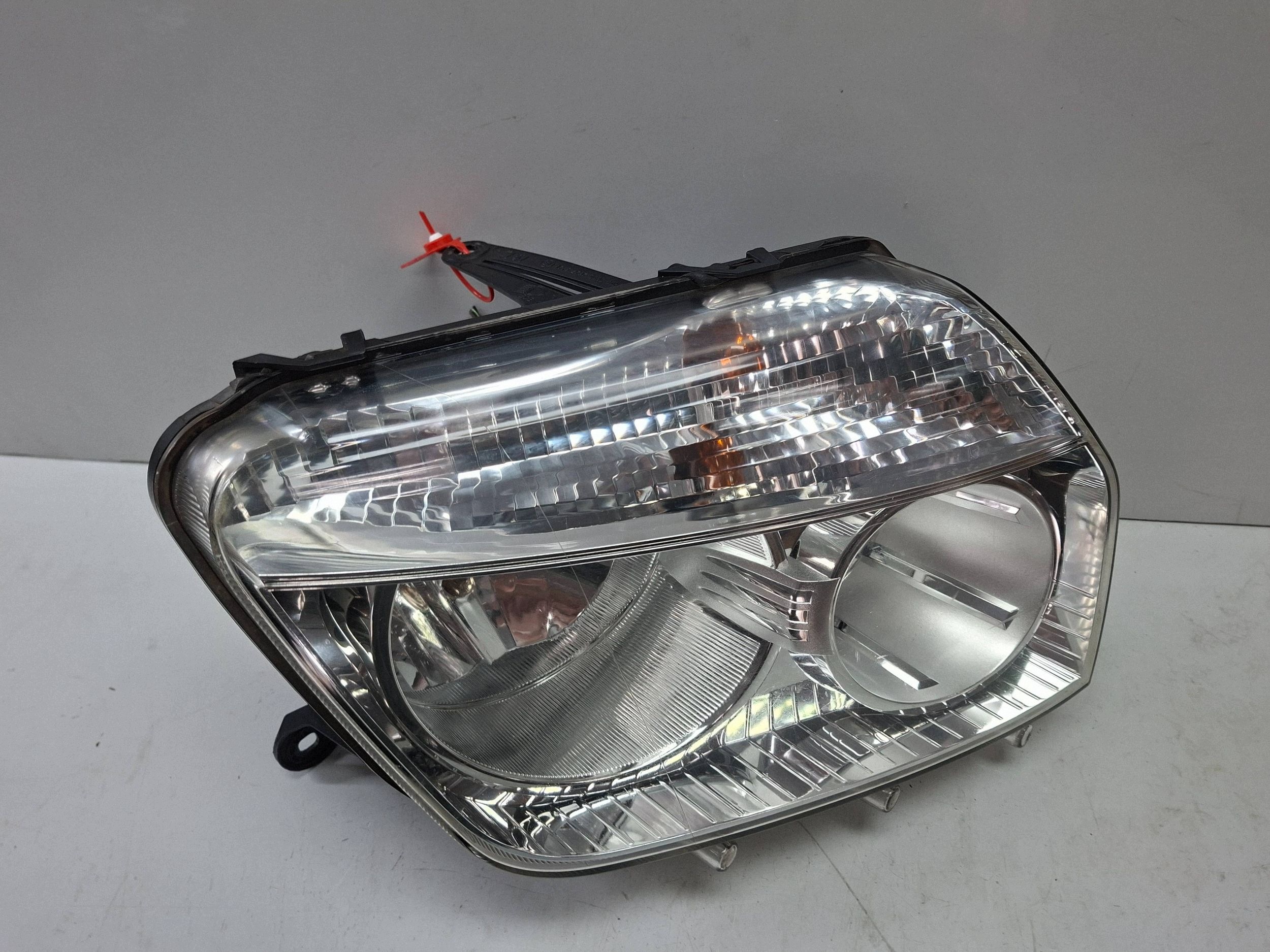 feu avant droit 260100067 DACIA DUSTER et 2010