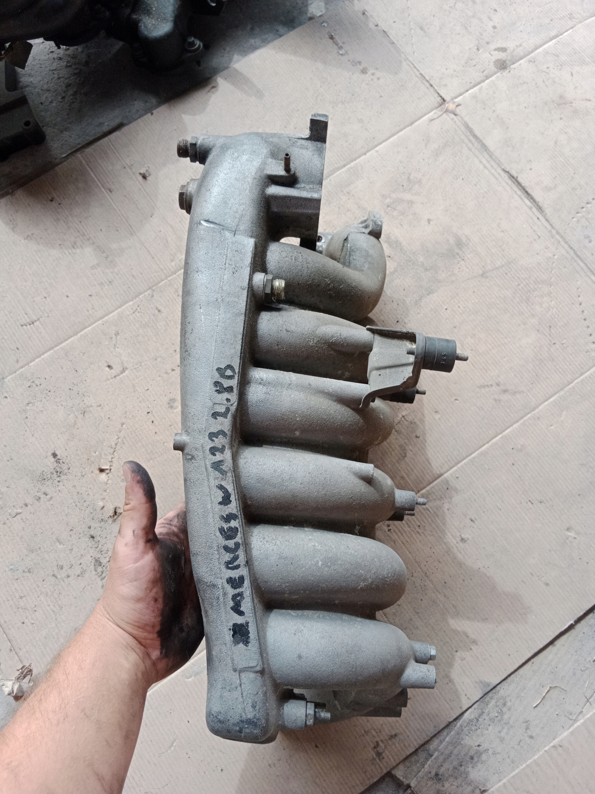 intake manifold MERCEDES W123 280 CE 1101413701