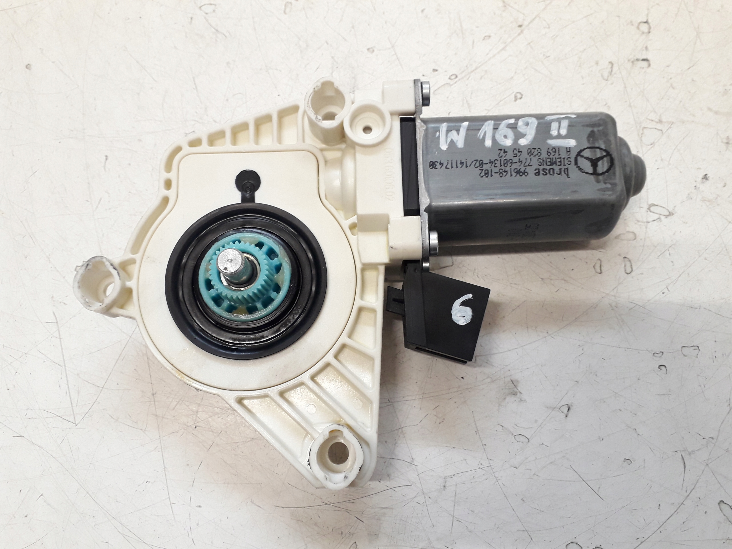 MERCEDES A W169 04-12 SILNICZEK SZYBY LEWY TYŁ A1698204542