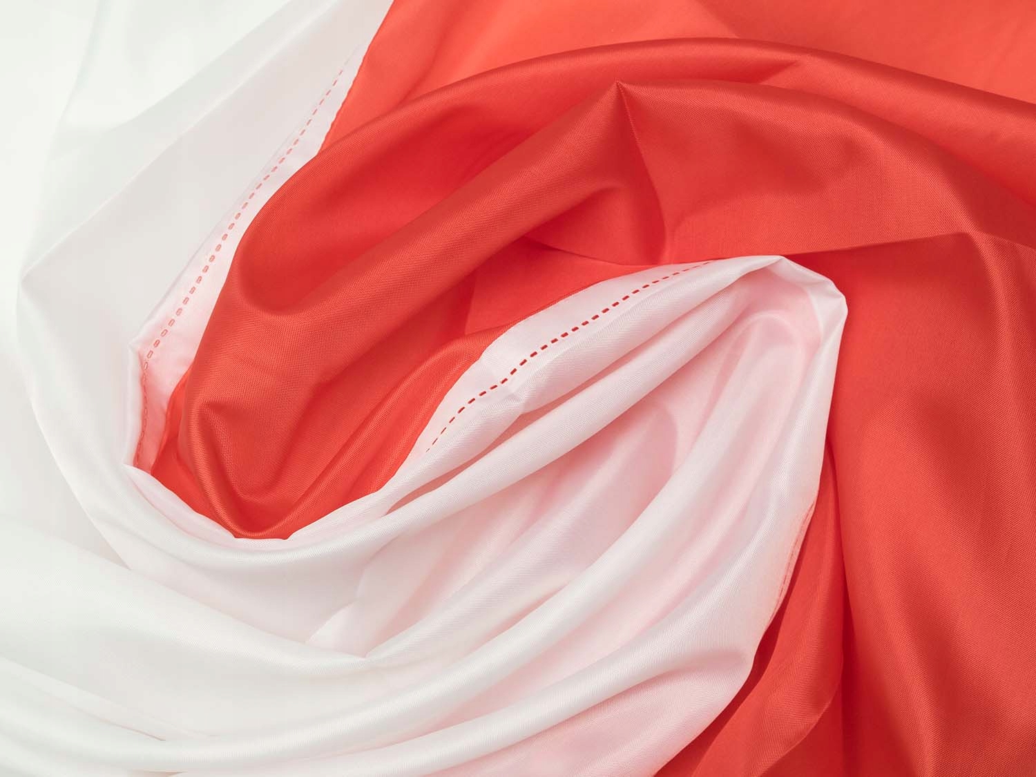 Flaga Polski 112x70 tunel na drzewiec lekka EAN (GTIN) 5905325880045