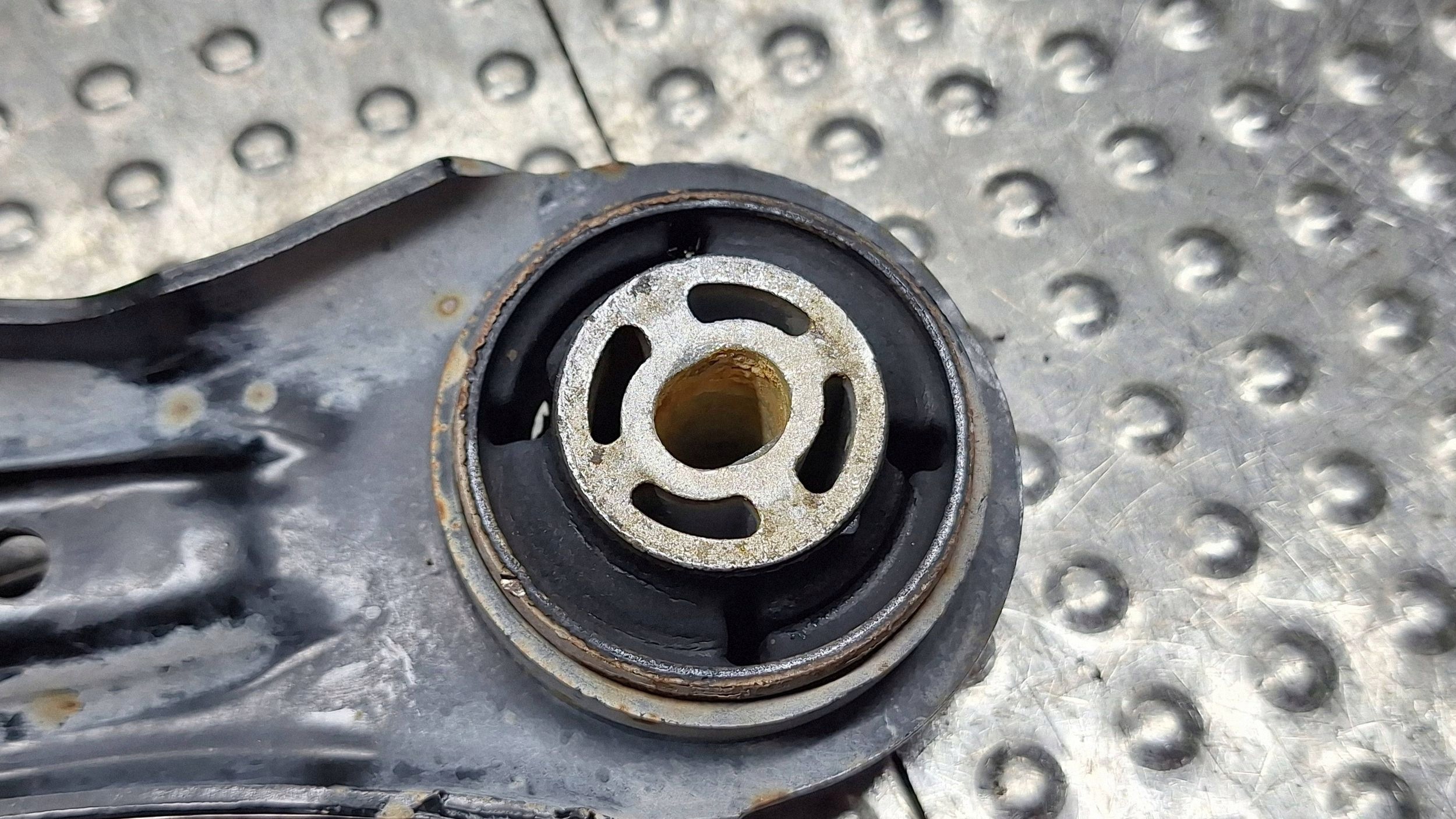 arm left front H1BC-3051L FORD FIESTA MK8