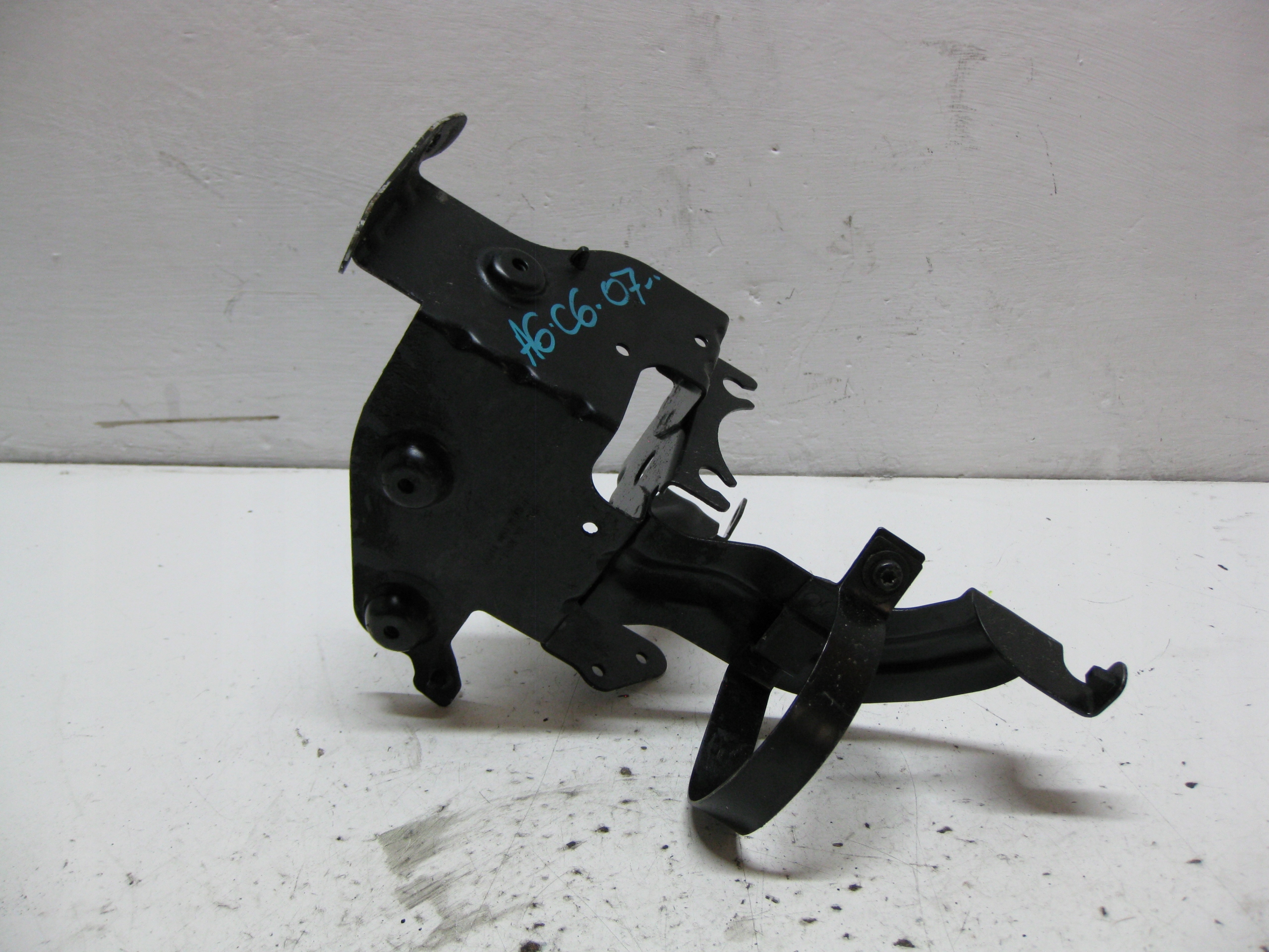 AUDI A6 C6 KOMBI 2.7 TDI 07R holder bracket POMPY ABS 4F0614119M