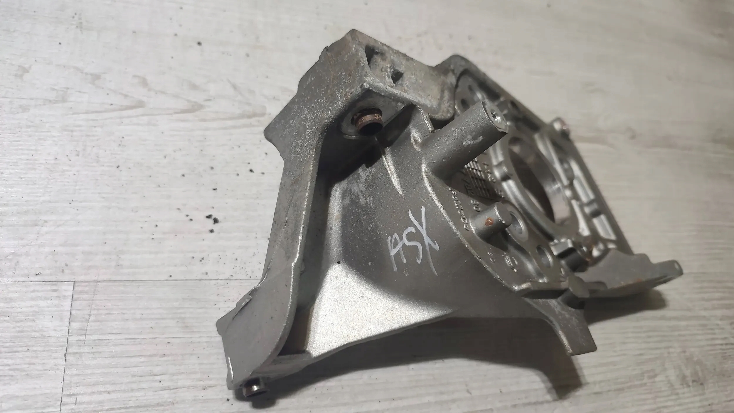 Mitsubishi ASX 18r. 1.6DiD Support plaque Pompe d’injection