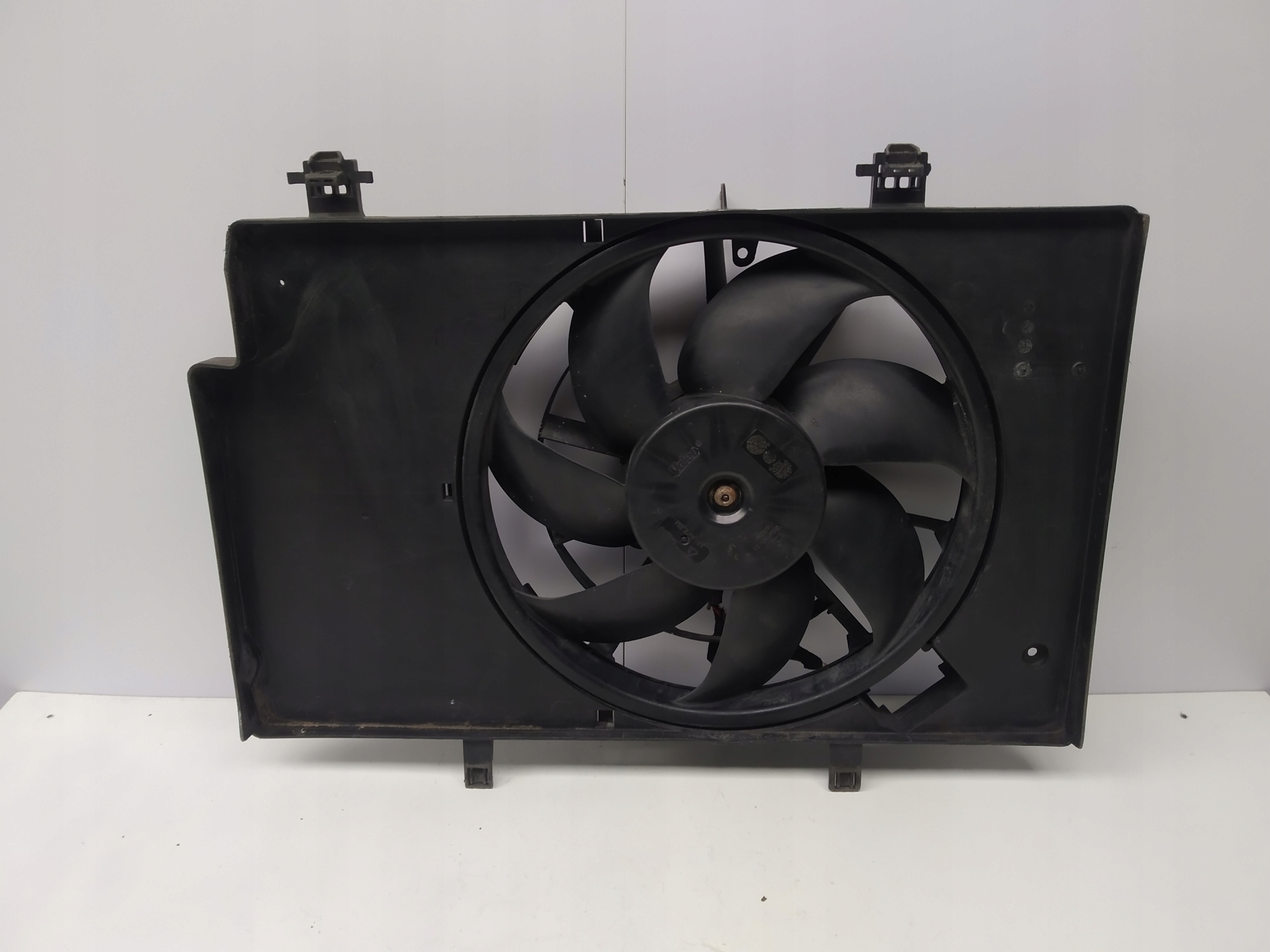 Fiesta VII Mk7 B-Max ventilátor obal chladiče 8V51-8C607CG ventylátora