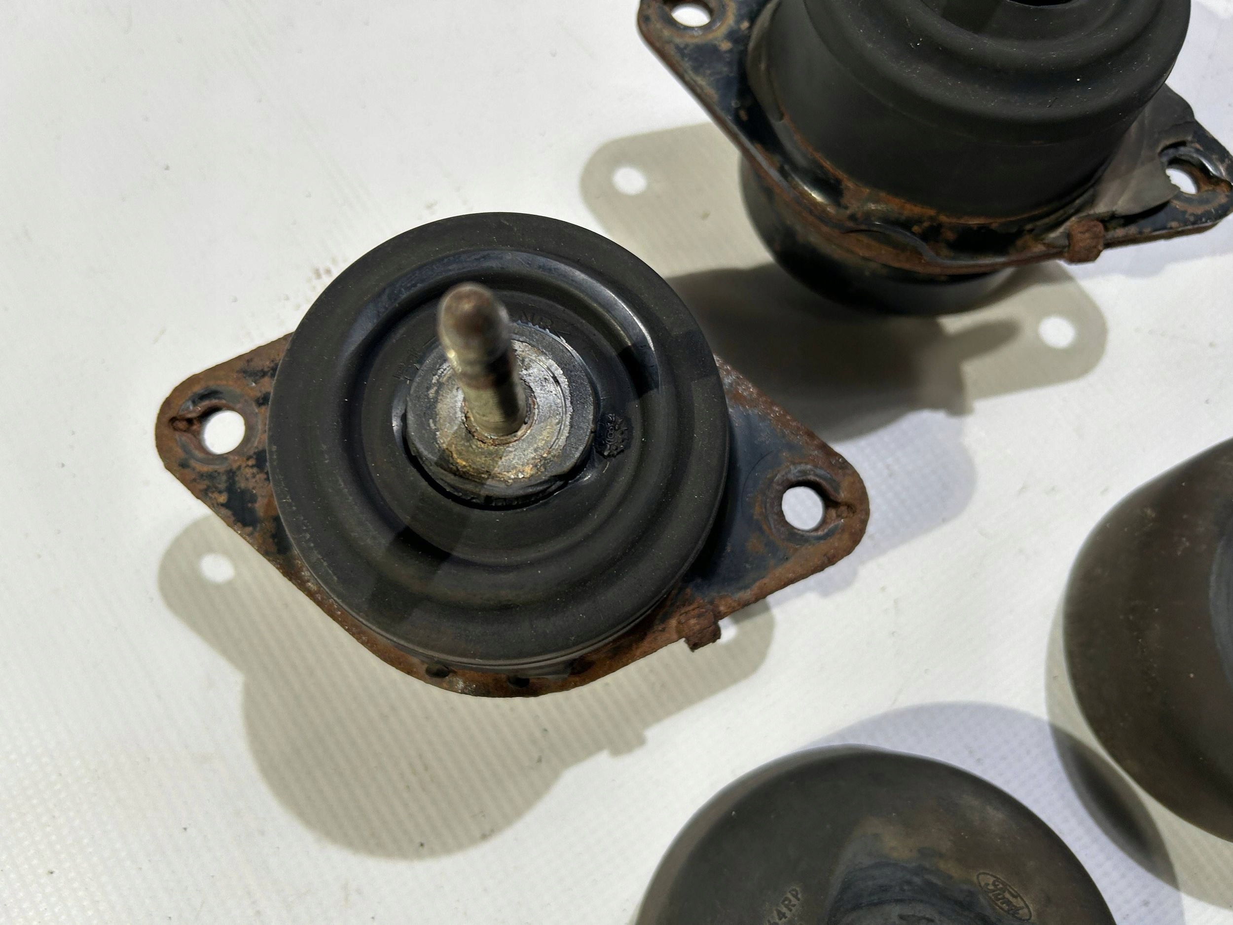 console holder engine mount right left Ford Mustang 4.6 2010