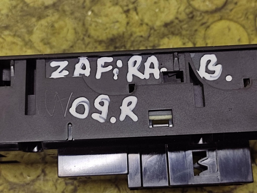 OPEL ZAFIRA B window control switch 13228699
