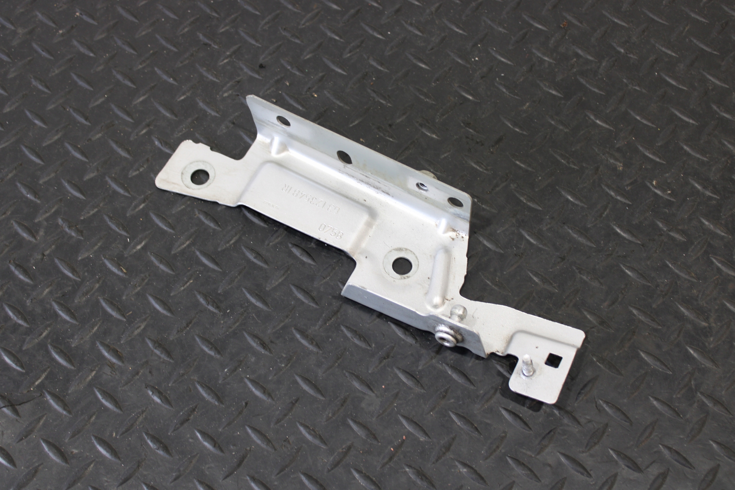 staffa Consolle parafango sinistra Anteriore RENAULT CAPTUR e 1 631235481R