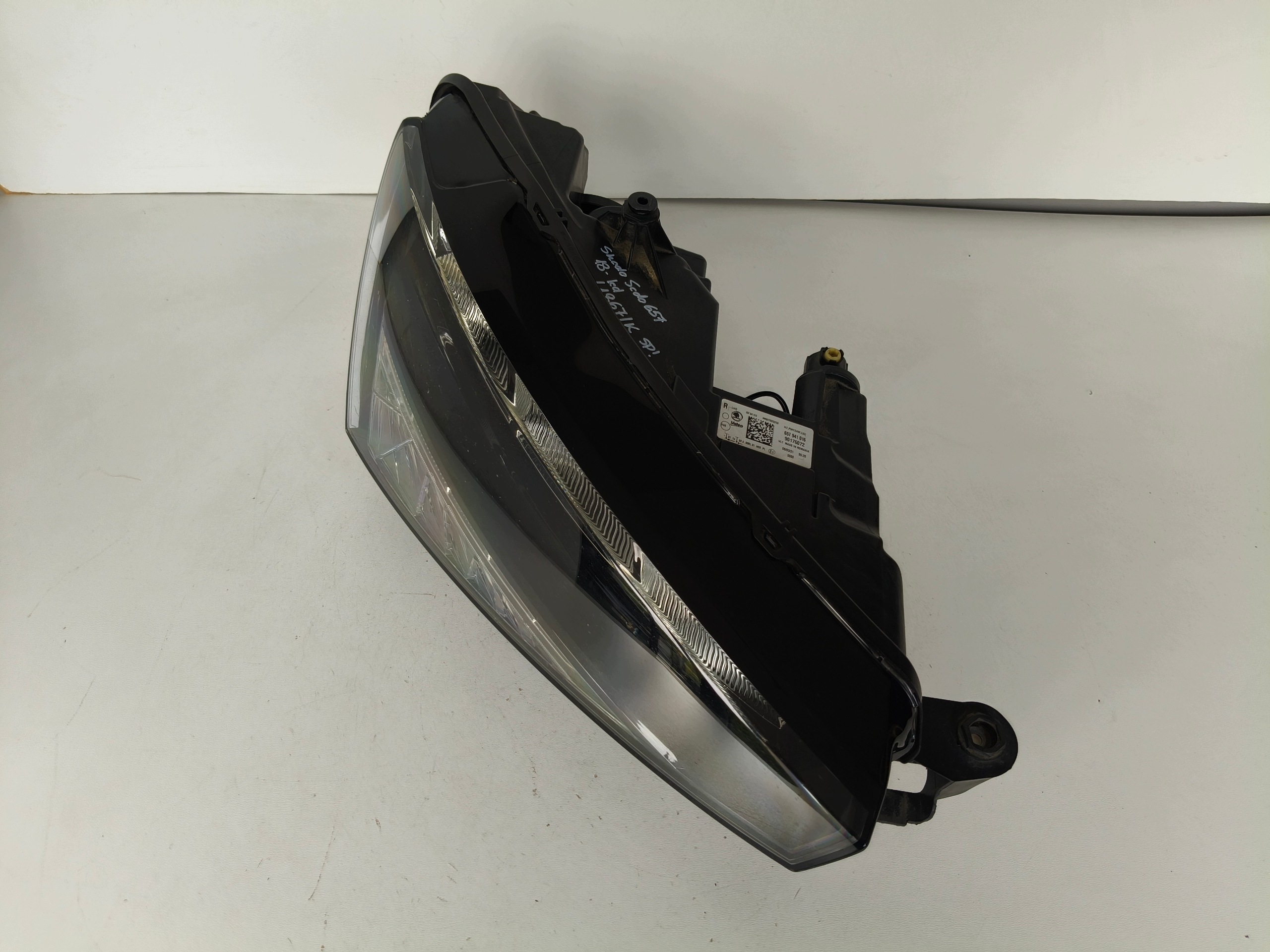 light right REFLEKTOR SKODA SCALA 657 18- LED