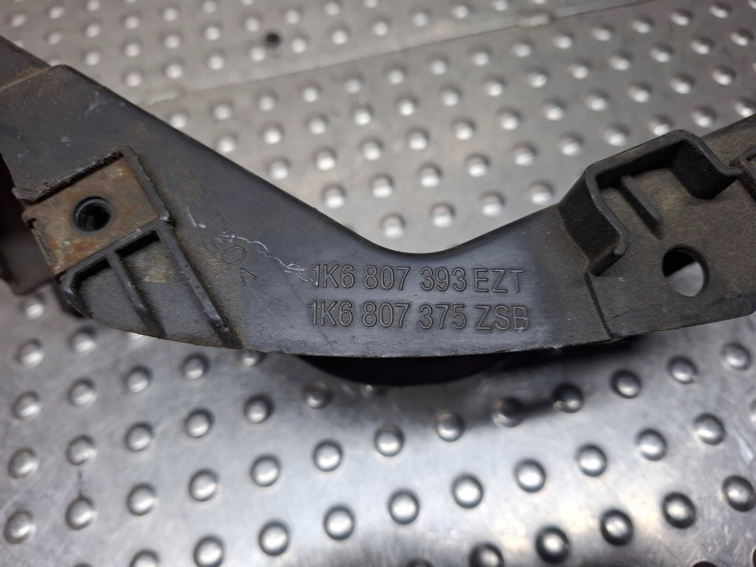 console bumper bracket left rear part 1K6087393EZT VW GOLF V HB