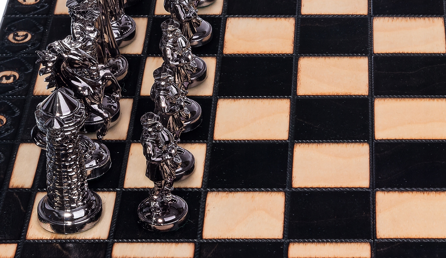 SZACHY ŚREDNIOWIECZNE DREWNIANE SREBRN-CZARNE DUŻE Wiek gracza 3-4 lata 5-7 lat 8-11 lat 12-14 lat 15-18 lat 18+