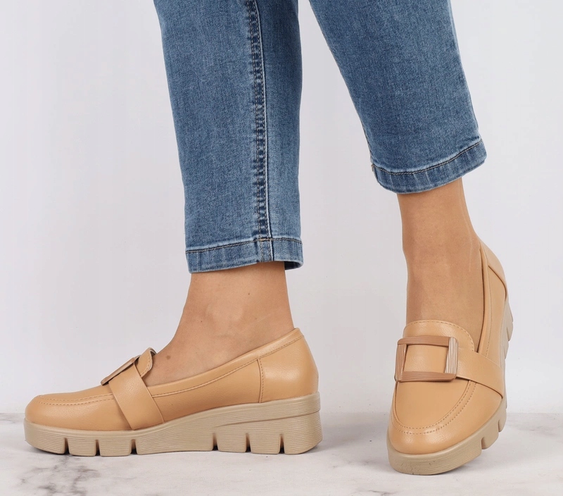 Beżowe półbuty damskie mokasyny licowe z klamrą komfortowe Jezzi