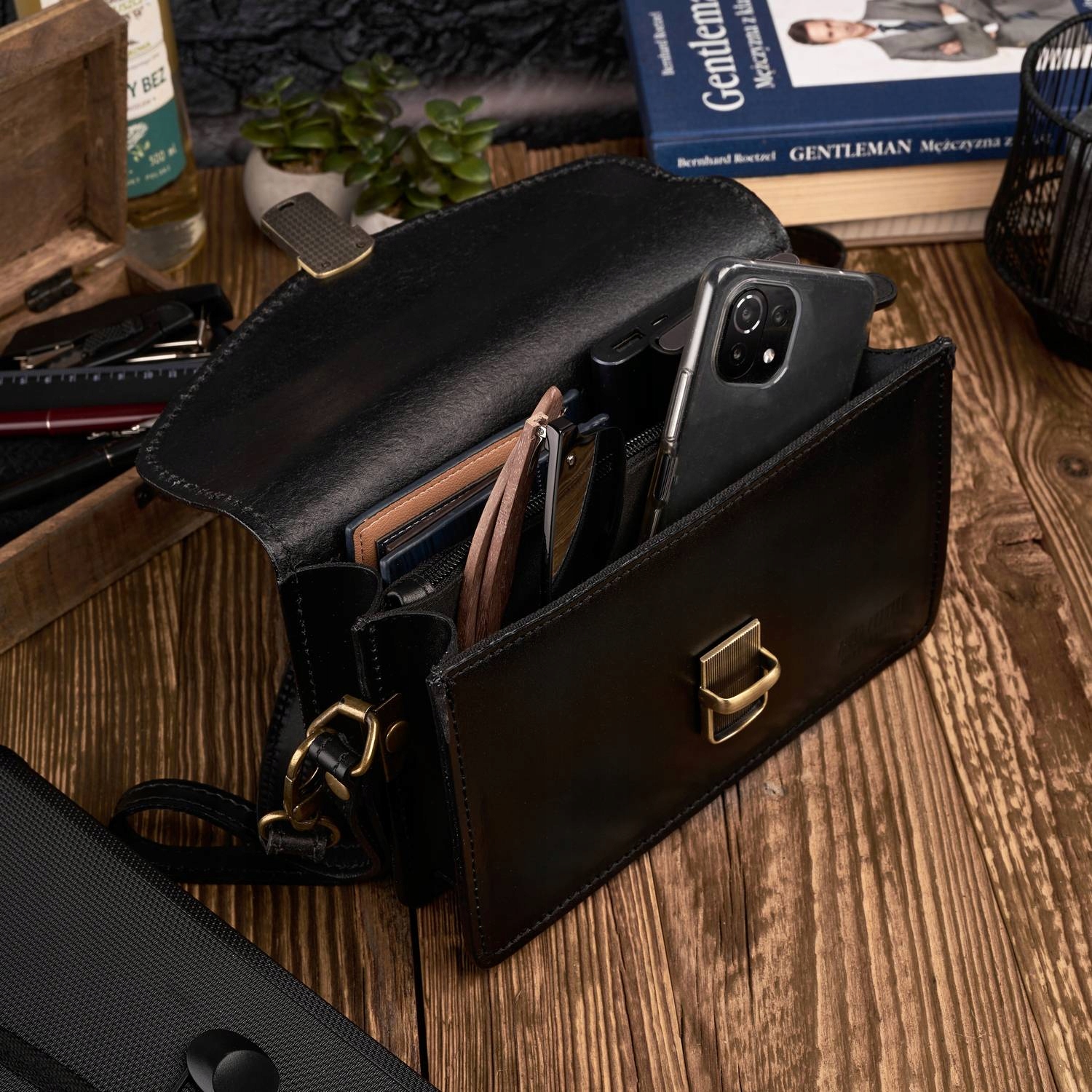 KLASYCZNA SKÓRZANA SASZETKA MĘSKA N06-BL Liczba kieszeni 4