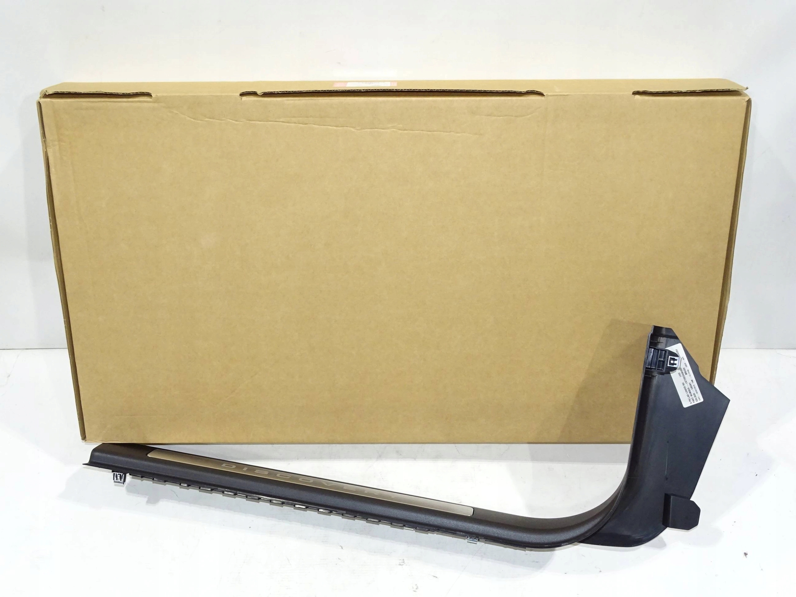 Nowe listwy progowe z napisem DISCOVERY SPORT 20 Part manufacturer Land Rover original OE