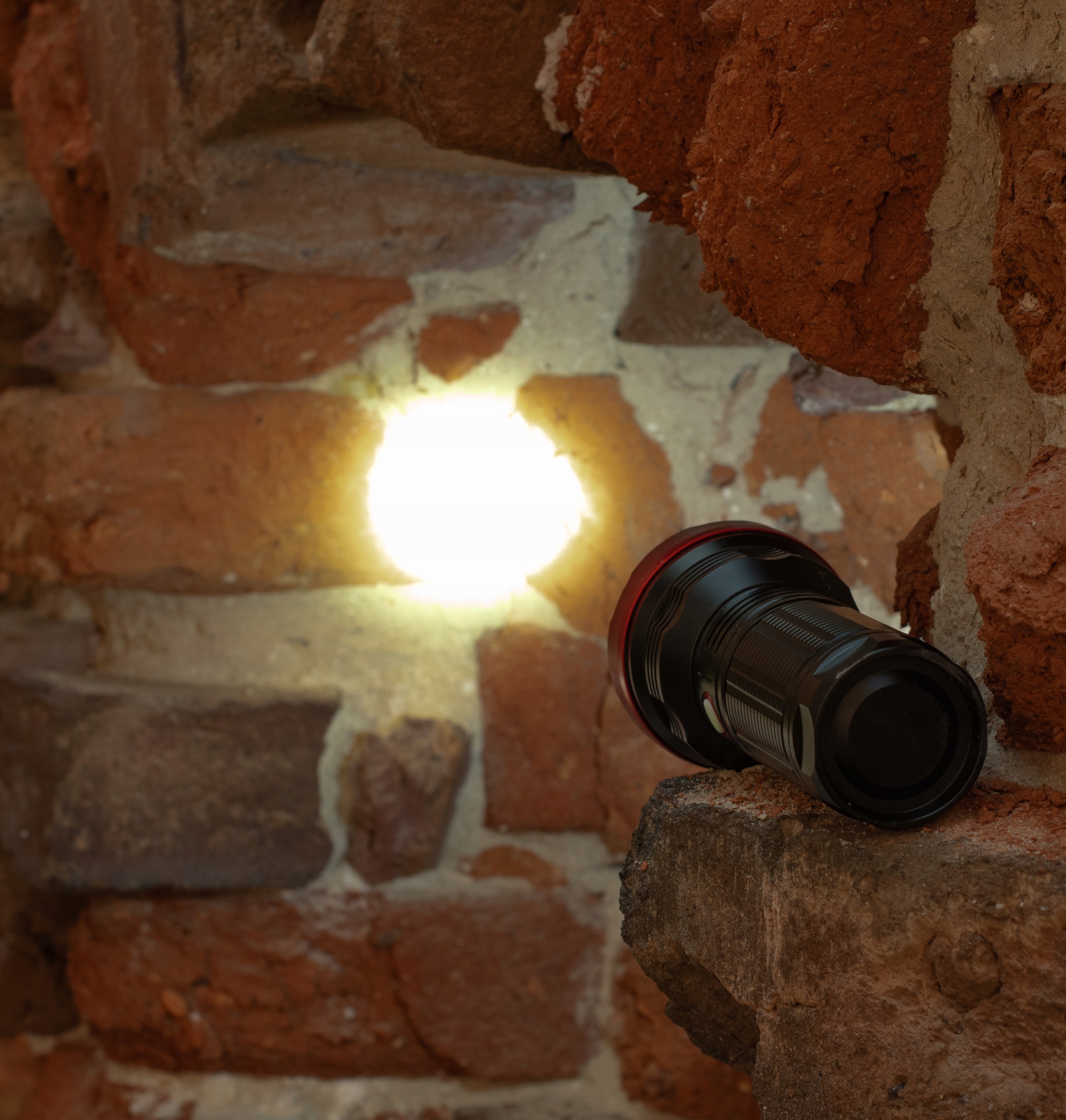 LATARKA LED TAKTYCZNA AKUMULATOROWA USB C LAMPA SZPERACZ 2000lm PRO VAYOX Źródło światła LED