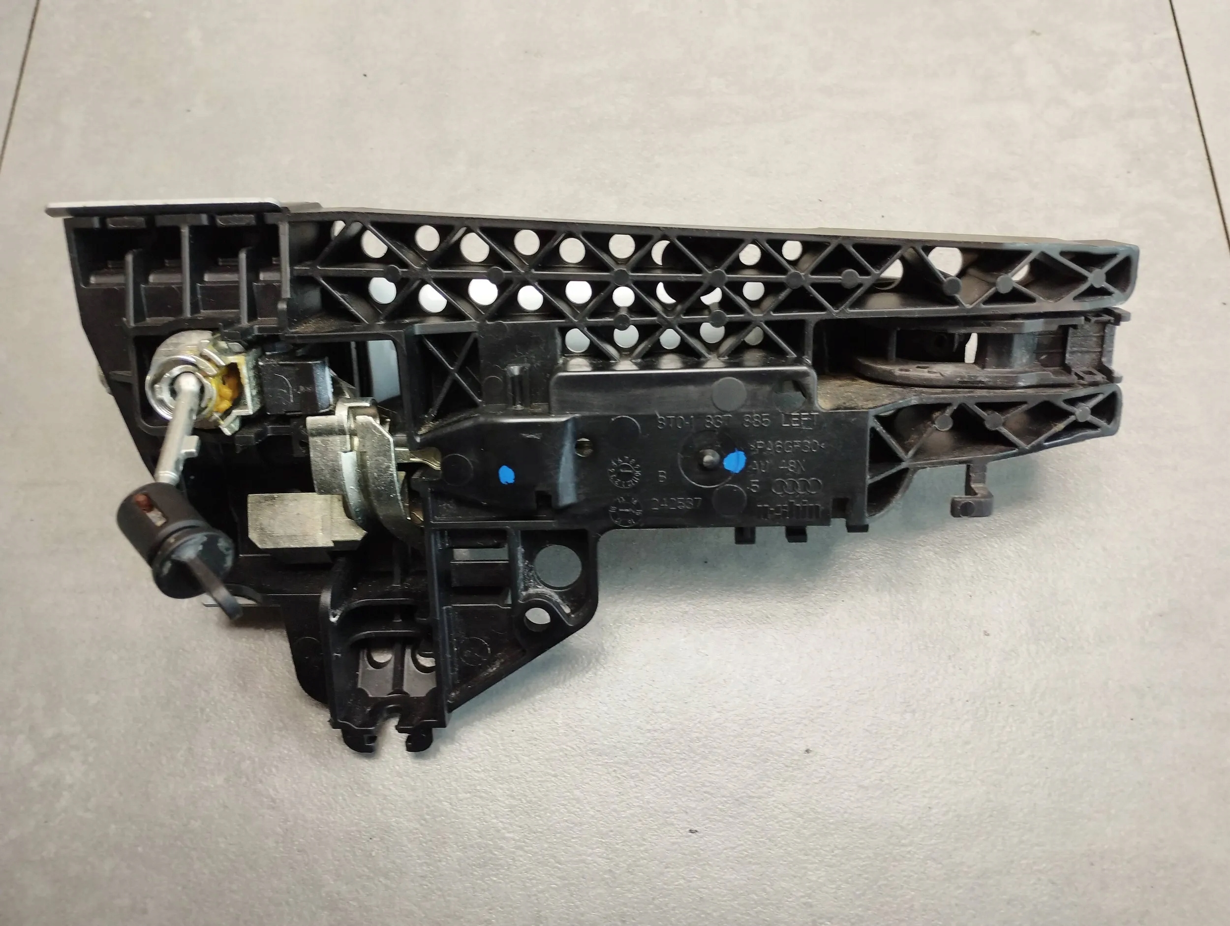 Audi A4 b8 handle left front ly7f