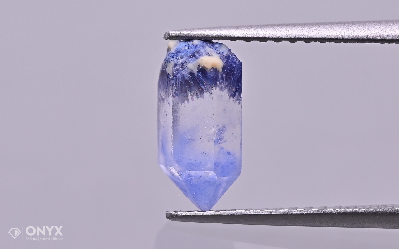 Křemen s dumortierytem přírodní křišťál 10x5 mm