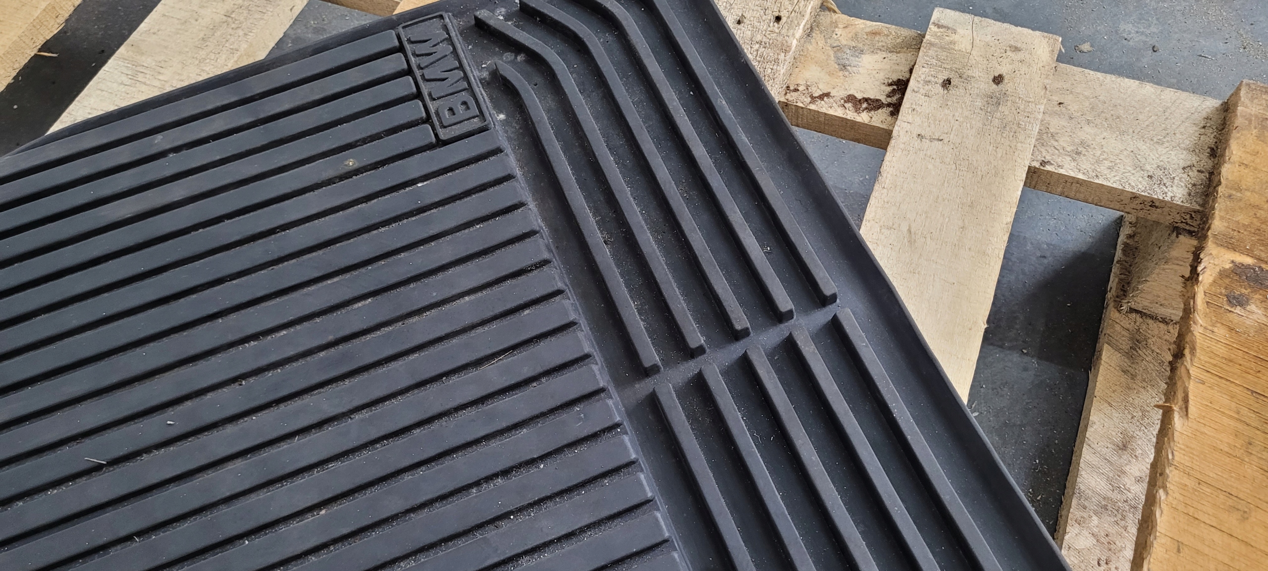 BMW F30 mat rubber front 51472153725