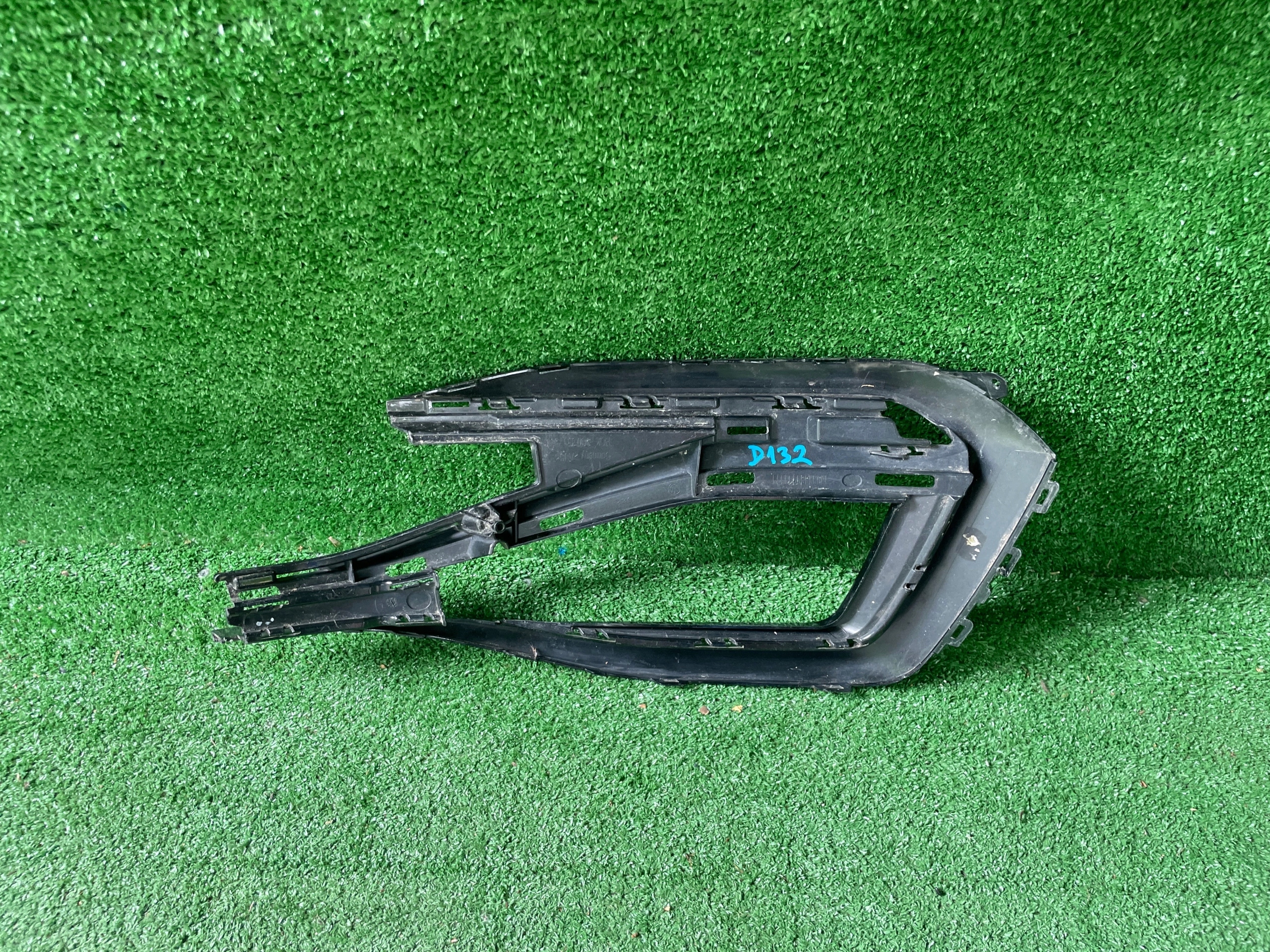 VW PASSAT B8 grid of a bumper left front 3G0853793C