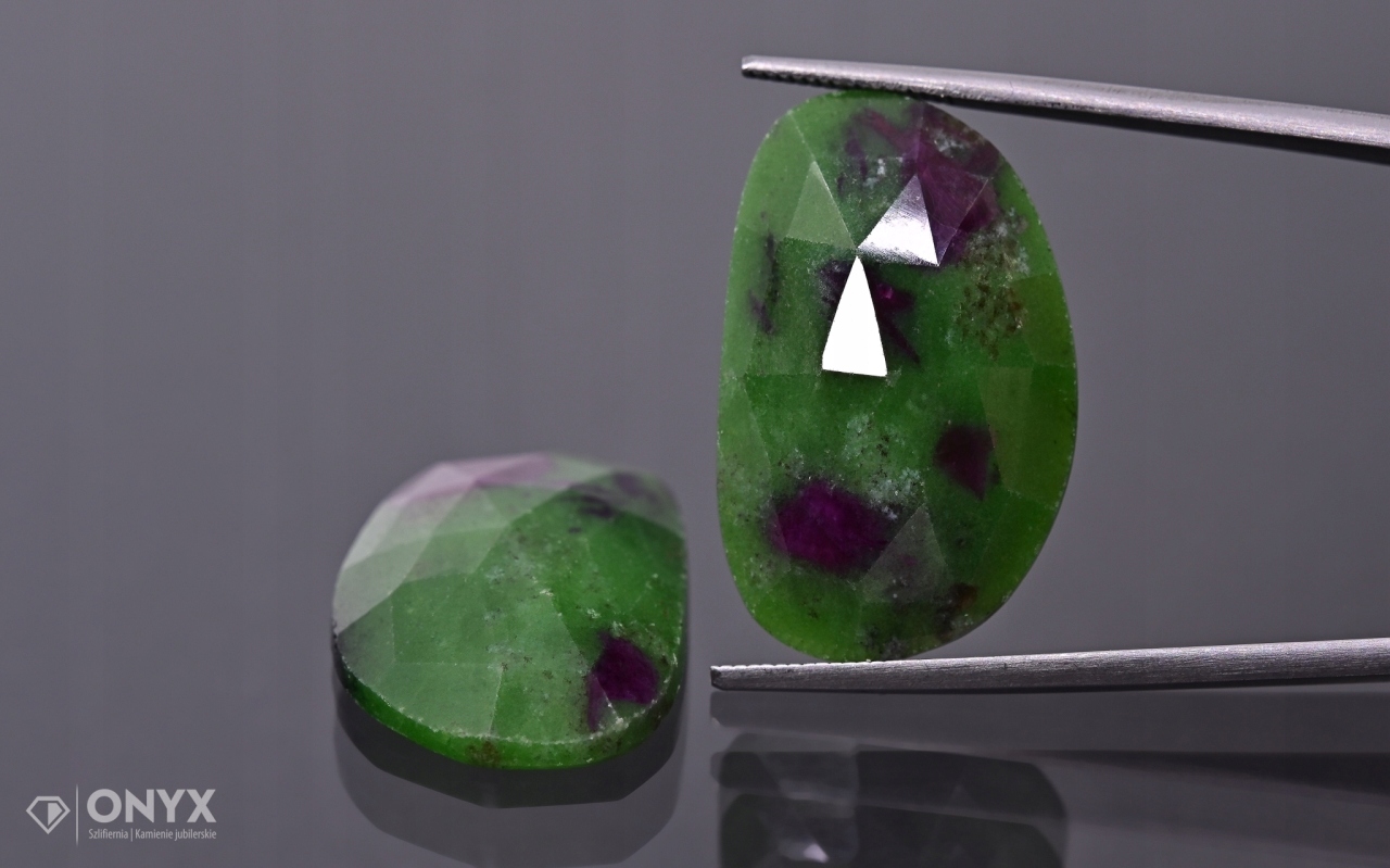 Zoizyt s rubínem fasetovaná rozeta Para nepravidelná