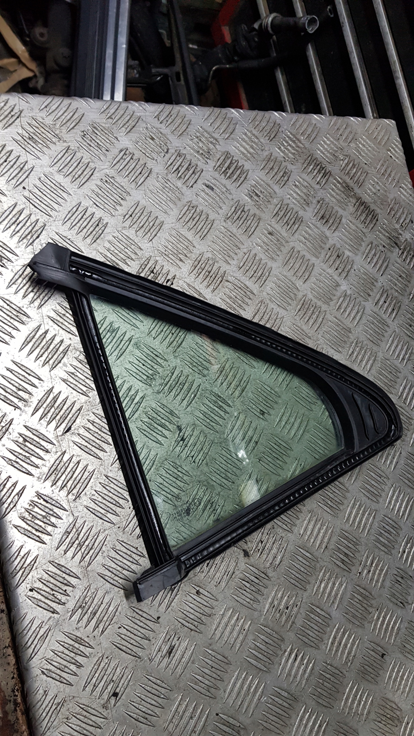 SZYBA SZYBY TYŁ MERCEDES S-KLASA W220 LIFT MAŁA TRÓJKĄT ROK 2 NA SZYBIE