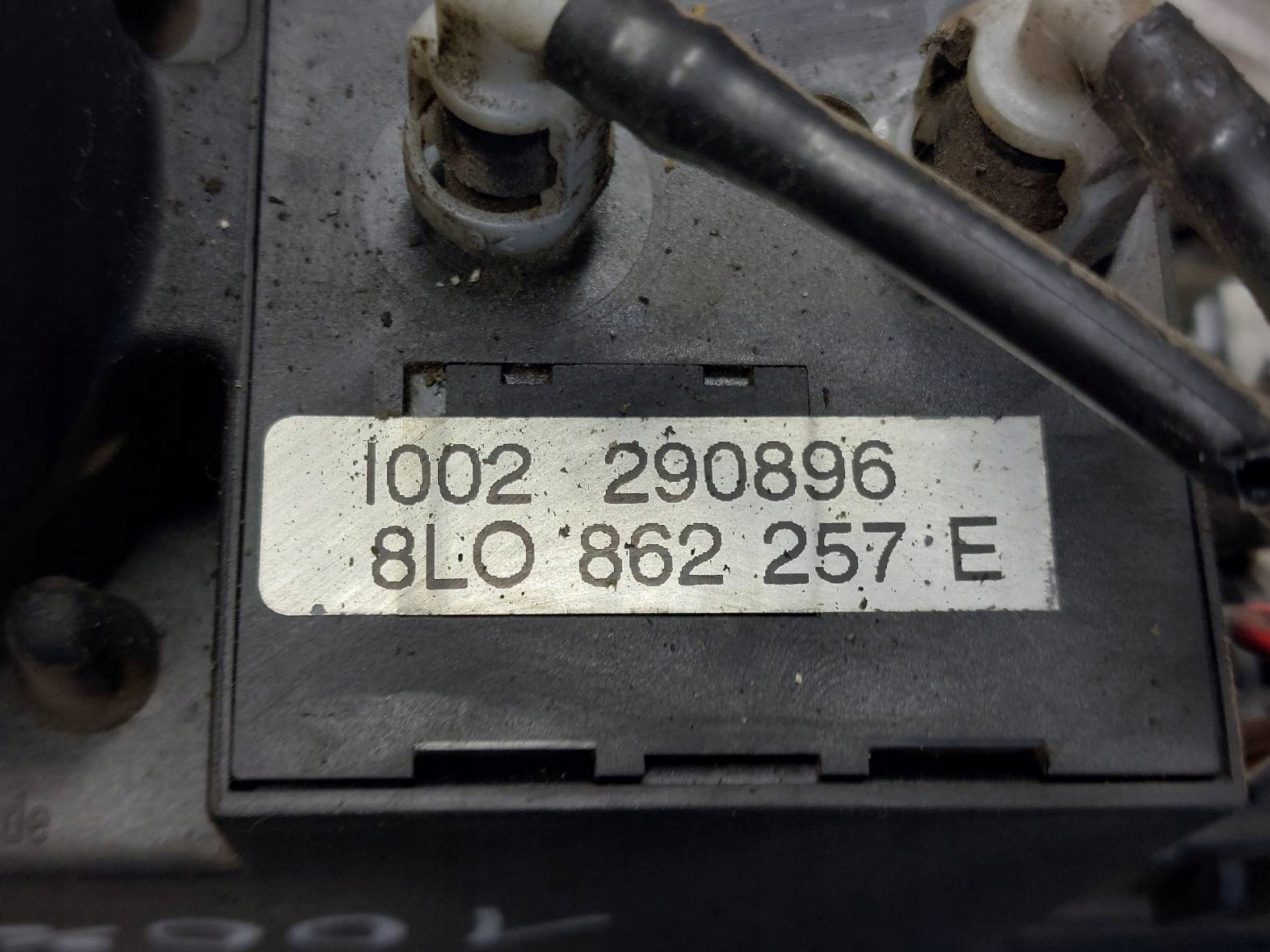 POMPKA ZAMKA CENTRALNEGO AUDI A4 B5 8L0862257E Wersja Europejska
