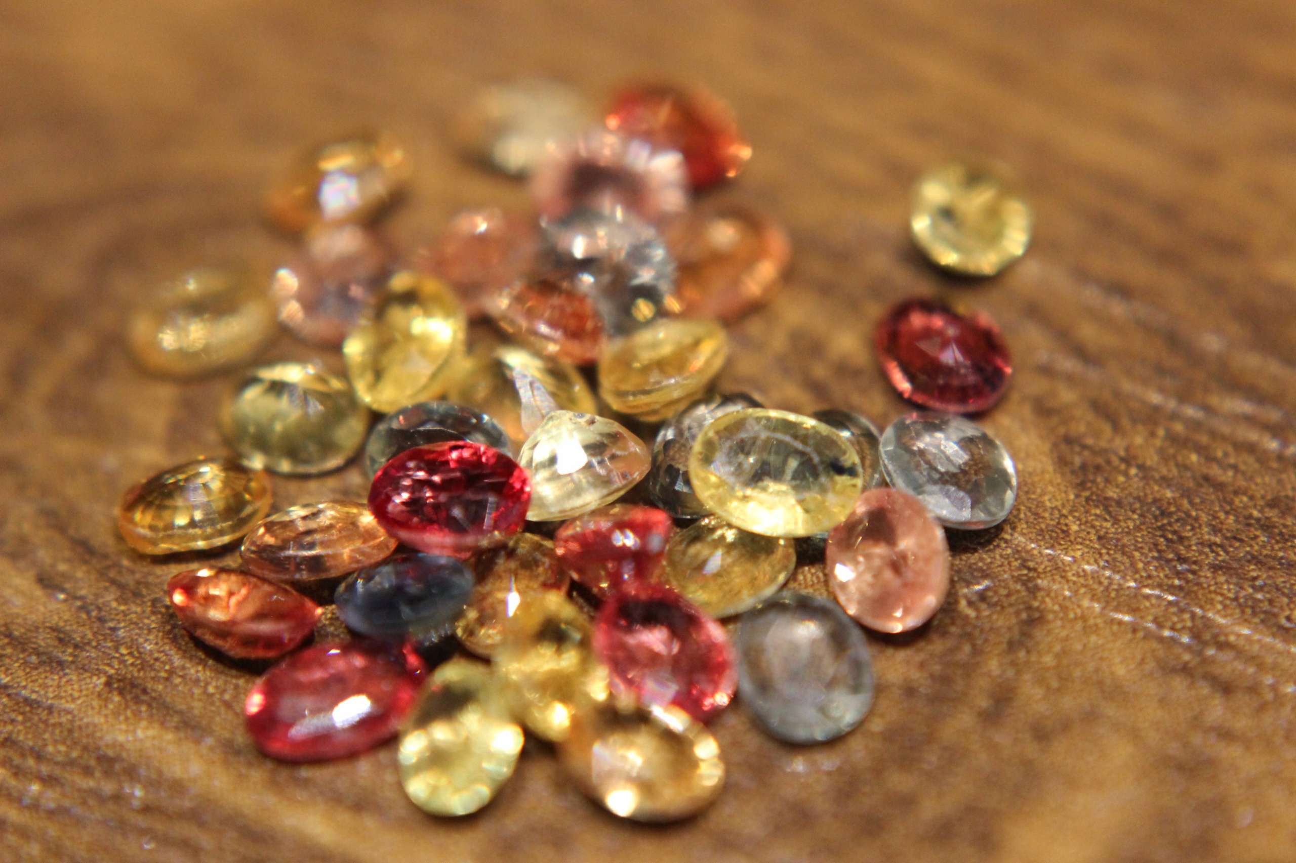 Safírové přírodní kameny 8.80ct 37ks