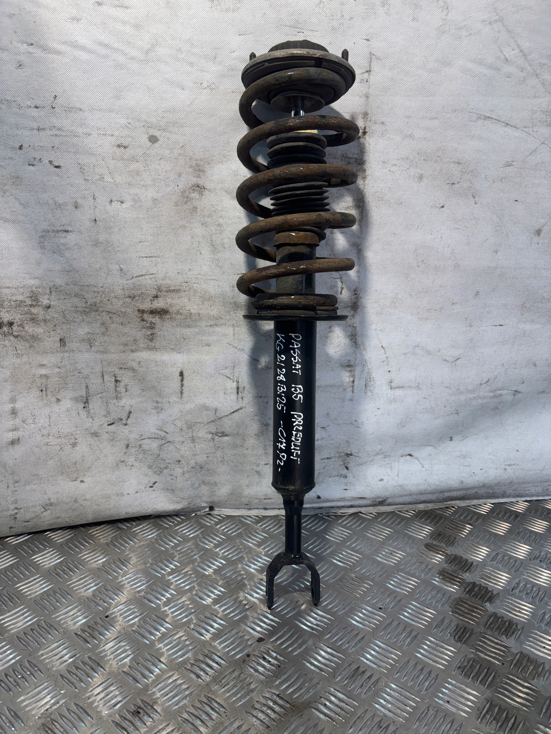 shock absorber spring front Volkswagen Passat B5 przedlift KYB 341844