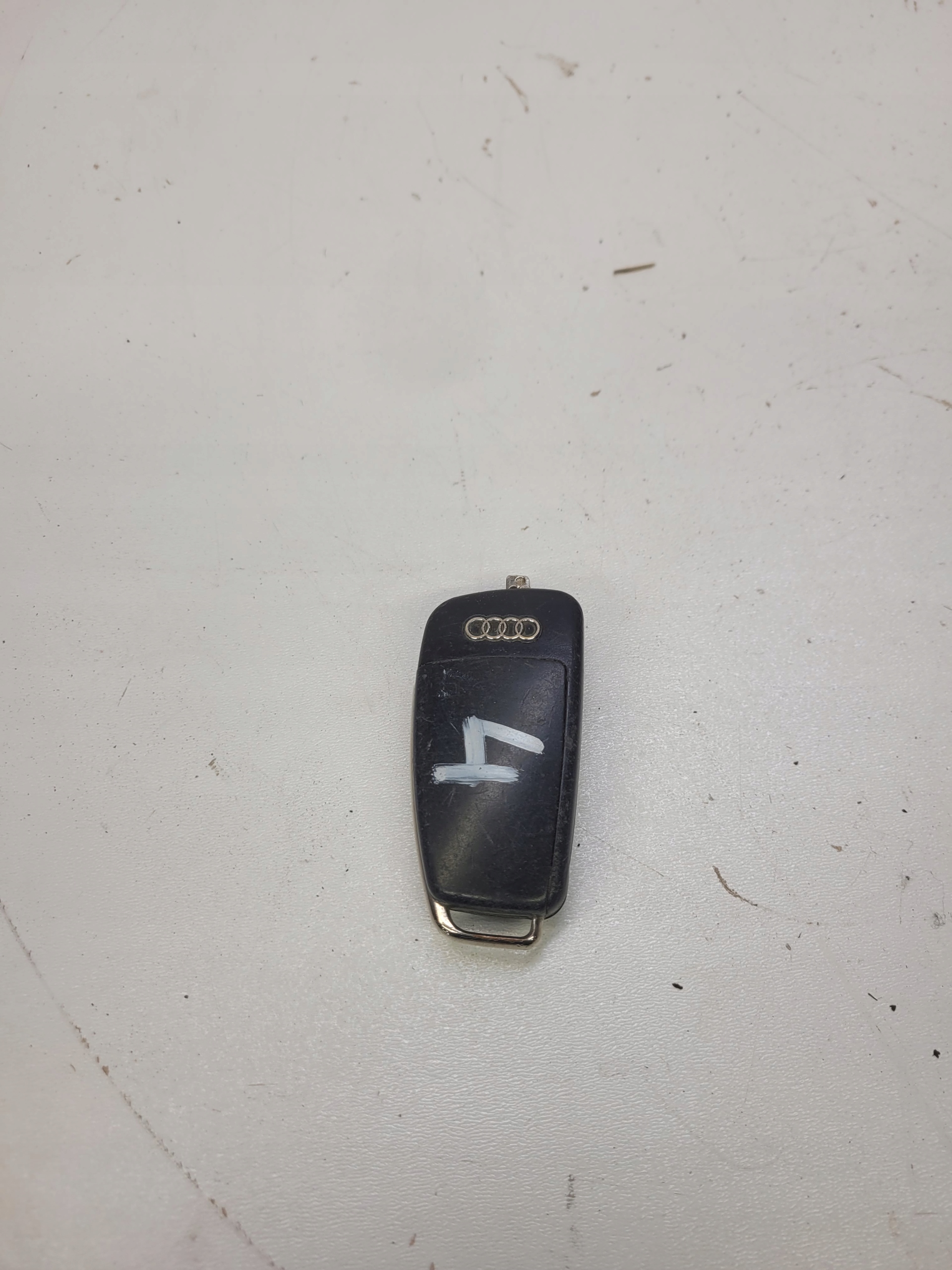 key PILOT SCYZORYK AUDI A1 8X Q3 8X0837220D *4
