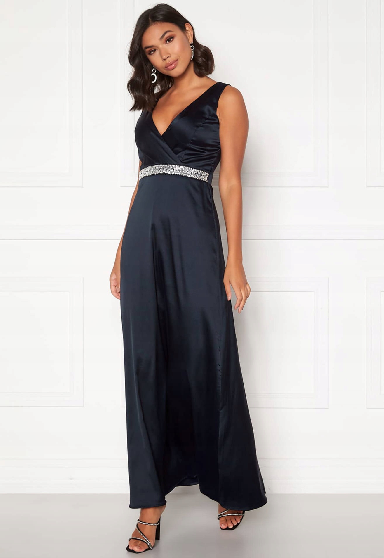 Sisters Point Šaty maxi saténová s krystaly Xs