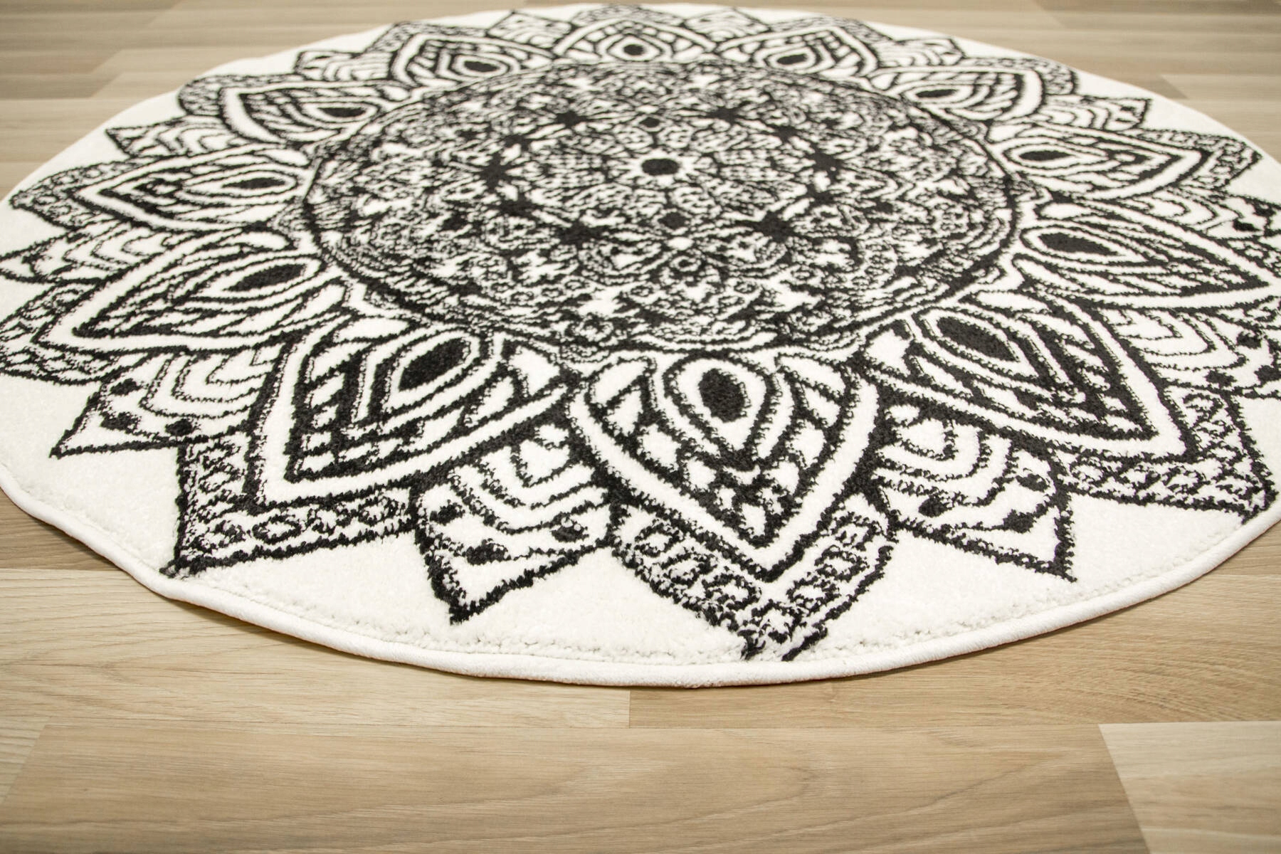 DYWAN OKRĄGŁY BIAŁY CZARNY MANDALA ROZETA DO SALONU BOHO LIMA śr. 120 cm Szerokość produktu 120 cm