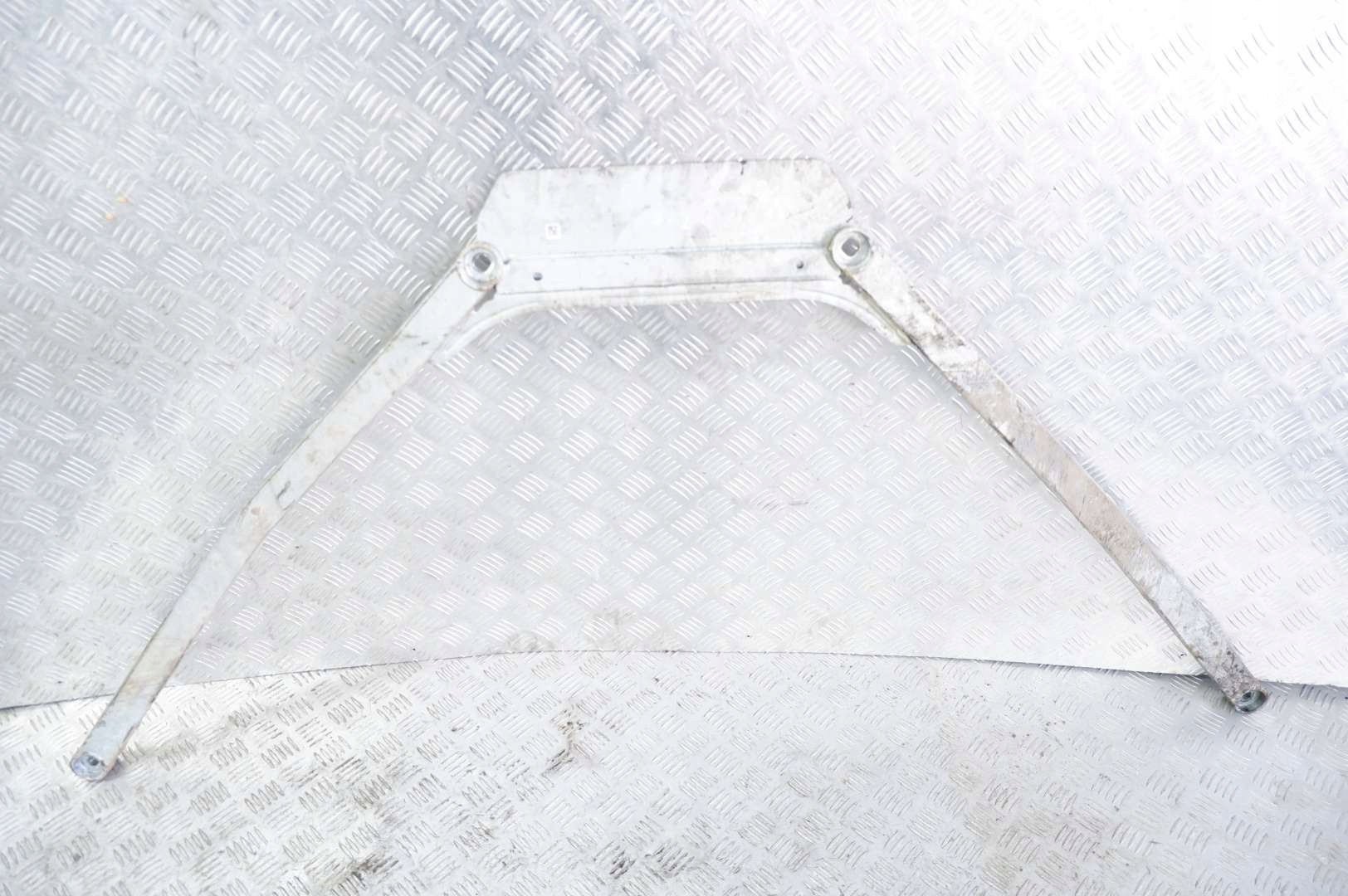 Кронштейн балка підвіски ЗД BMW F40 6895089