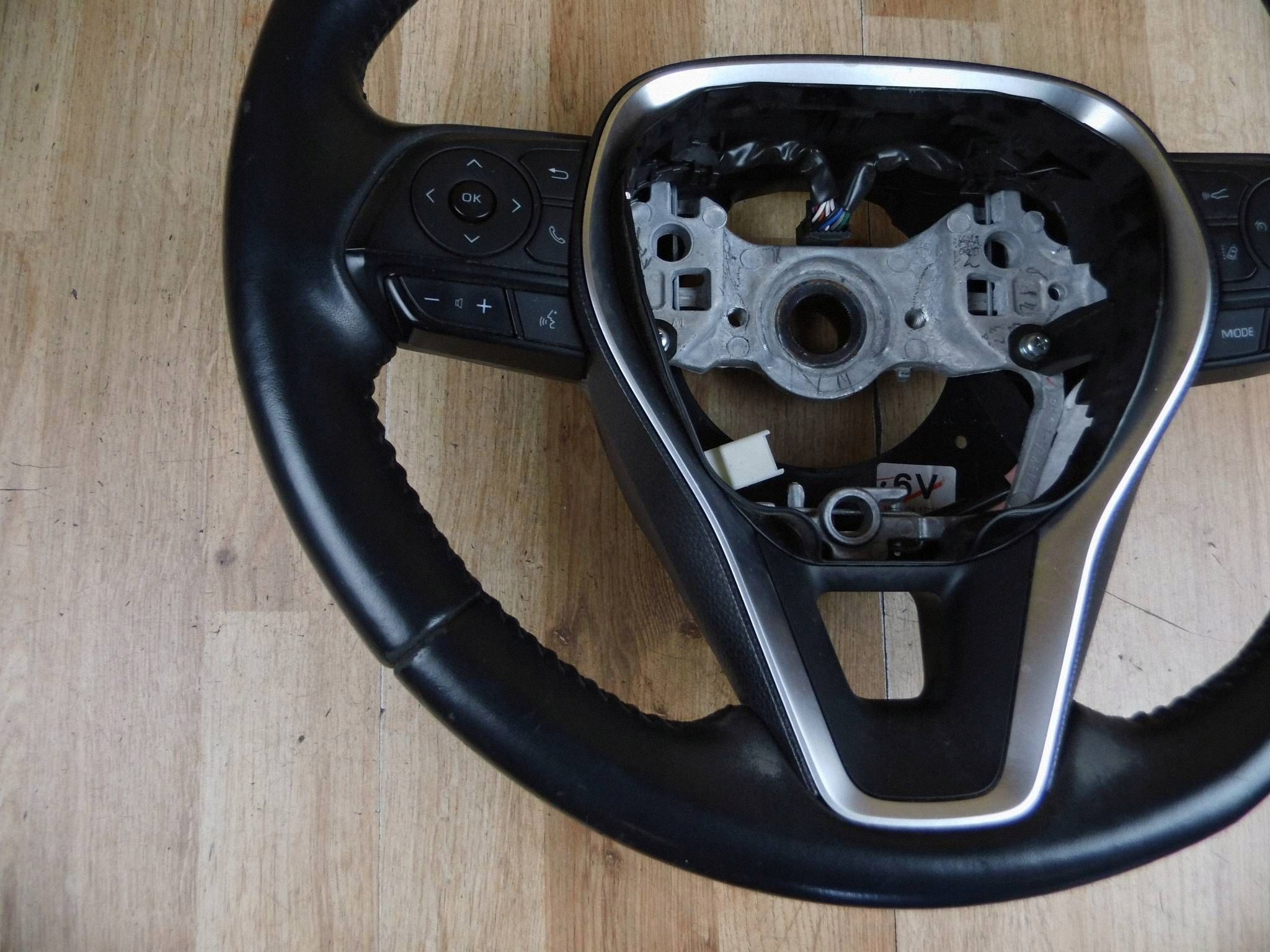 Toyota RAV4 V lenkrad GRZANA