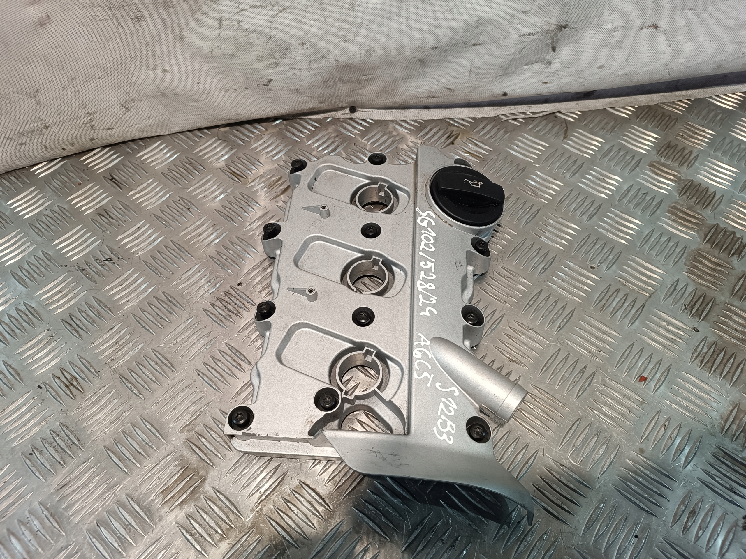 Abdeckung der Ventile AUDI A6 C6 2.4B V6 2004r 06E1034720