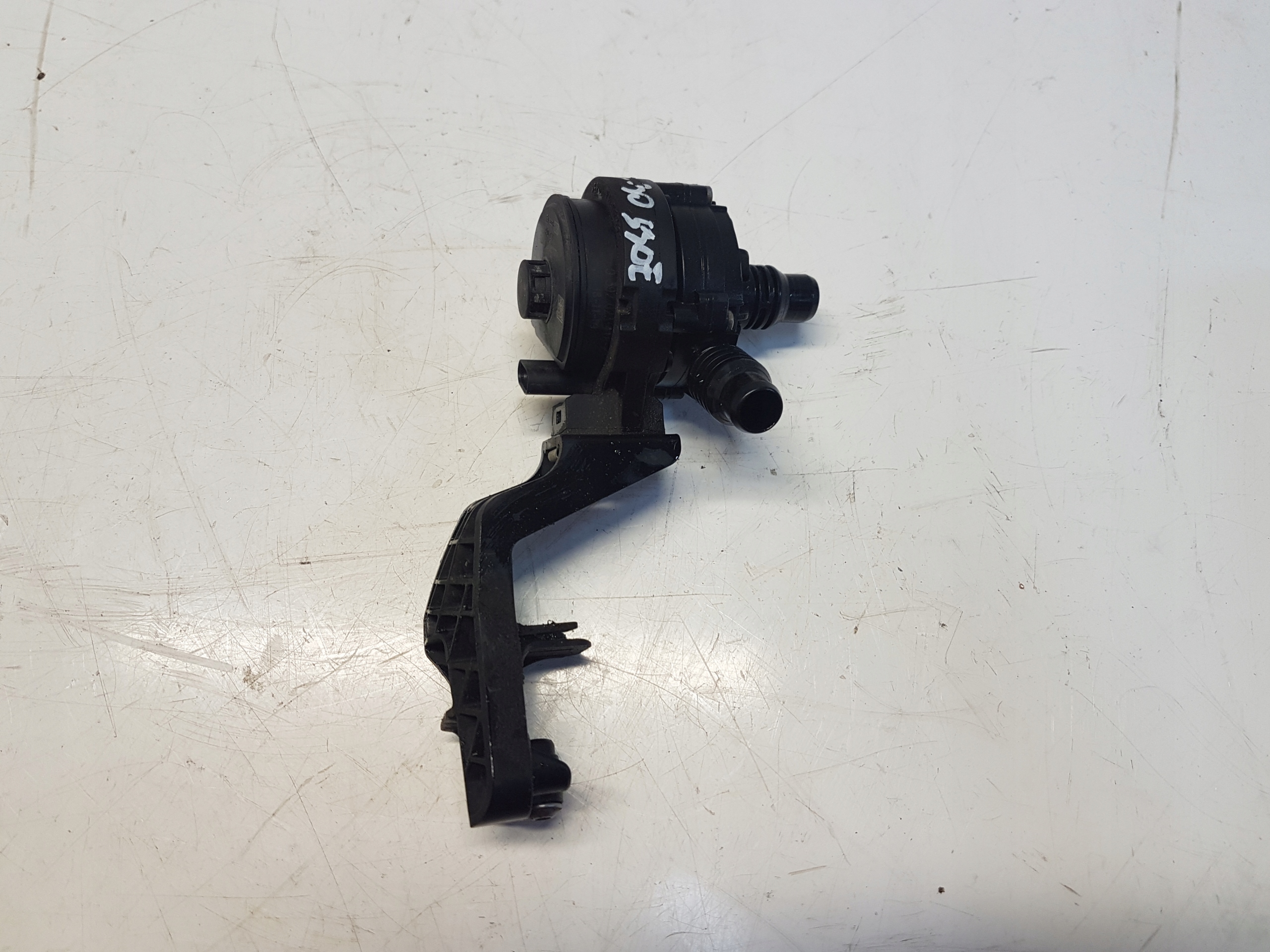 BMW G30 електричний водяний насос 6834923