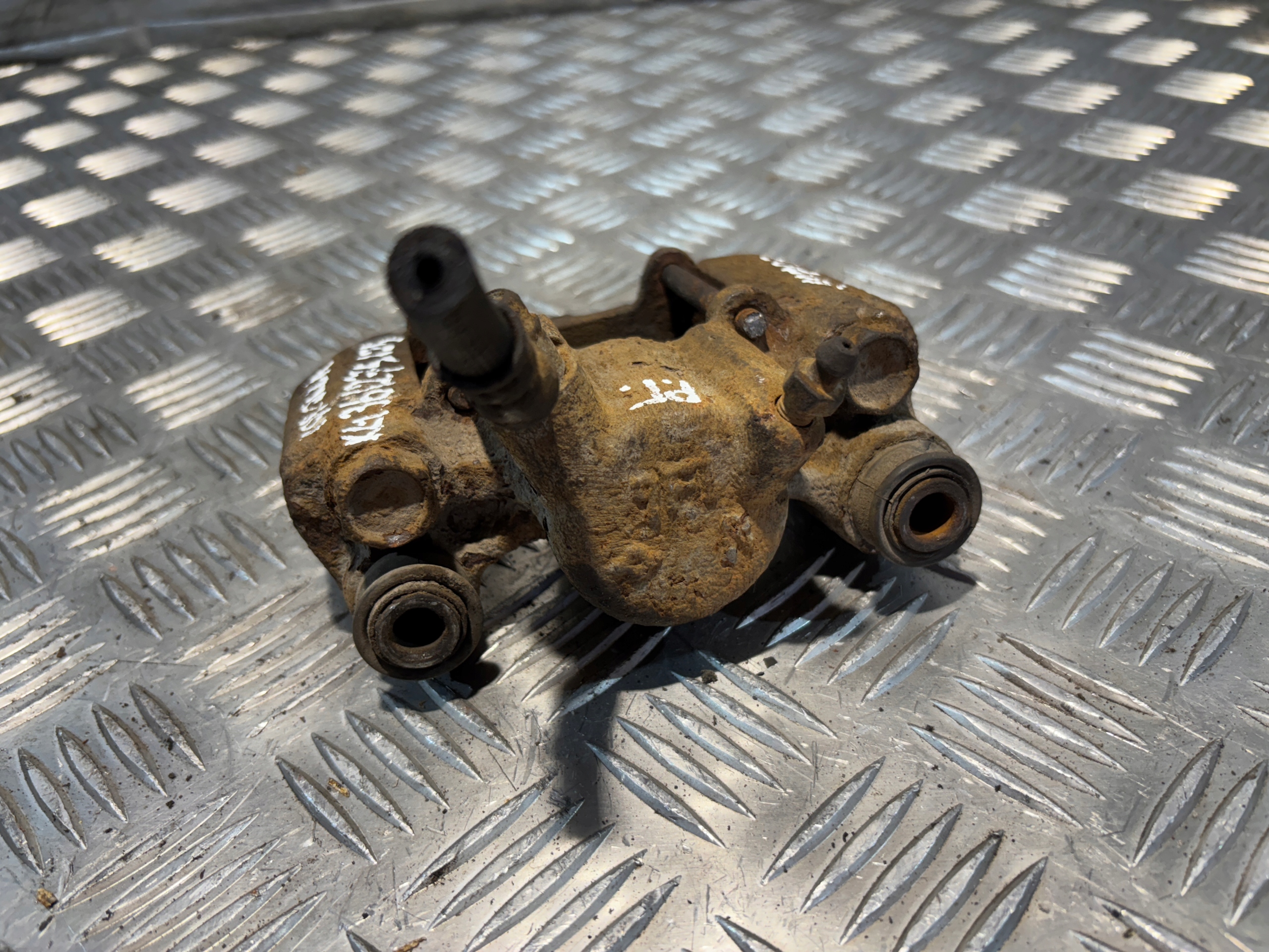 caliper brake right rear part Toyota Corolla Verso and 1 2.0 D-4D