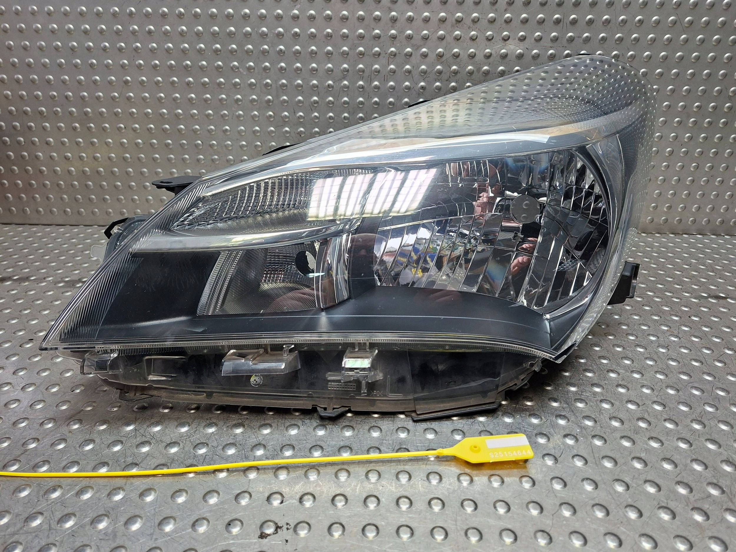 light front left TOYOTA YARIS III LIFT 14-17 EU