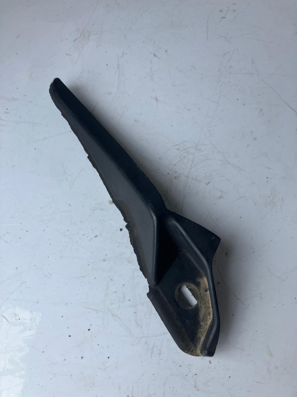 spoiler corner under the window RENAULT CLIO IV left 668630559R