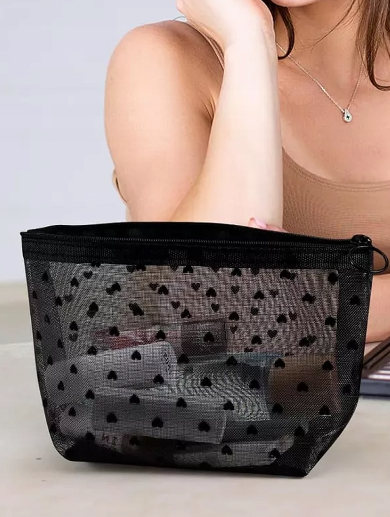 KOSMETYCZKA KUFEREK W SERDUSZKA NA ZAMEK SIATECZKOWA CZARNA MINI TRAPEZ Kod producenta KOSMETYCZKA  SIATECZKOWA MINI TRAPEZ