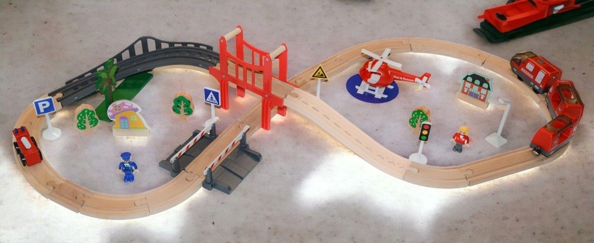 KOLEJKA DREWNIANA TOR WAGONY POCIĄG NA BATERIE ZESTAW DZIECI WIADUKT Bohater Inny