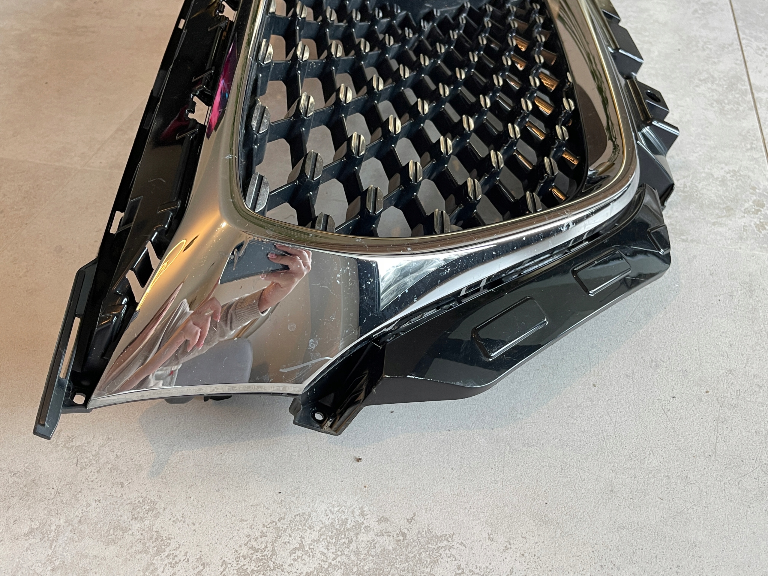 MG HS SUV ATRAPA CHŁODNICY GRILL KRATKA Z KAMERĄ 10021164 Strona zabudowy przód