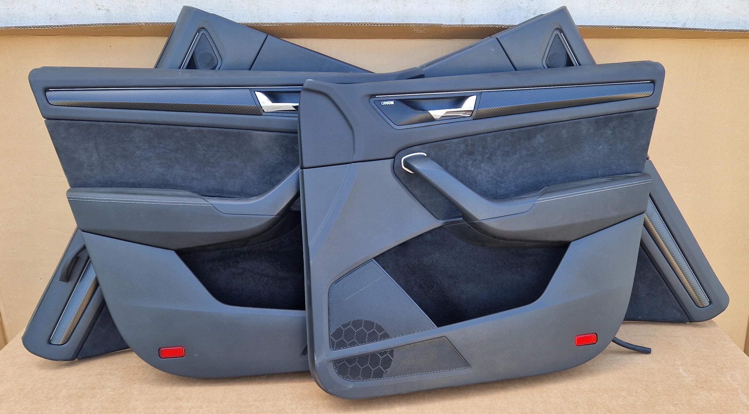 BOCZKI KOMPLETNE SKODA KODIAQ SPORTLINE ALCANTARA LED CANTON ROLETY