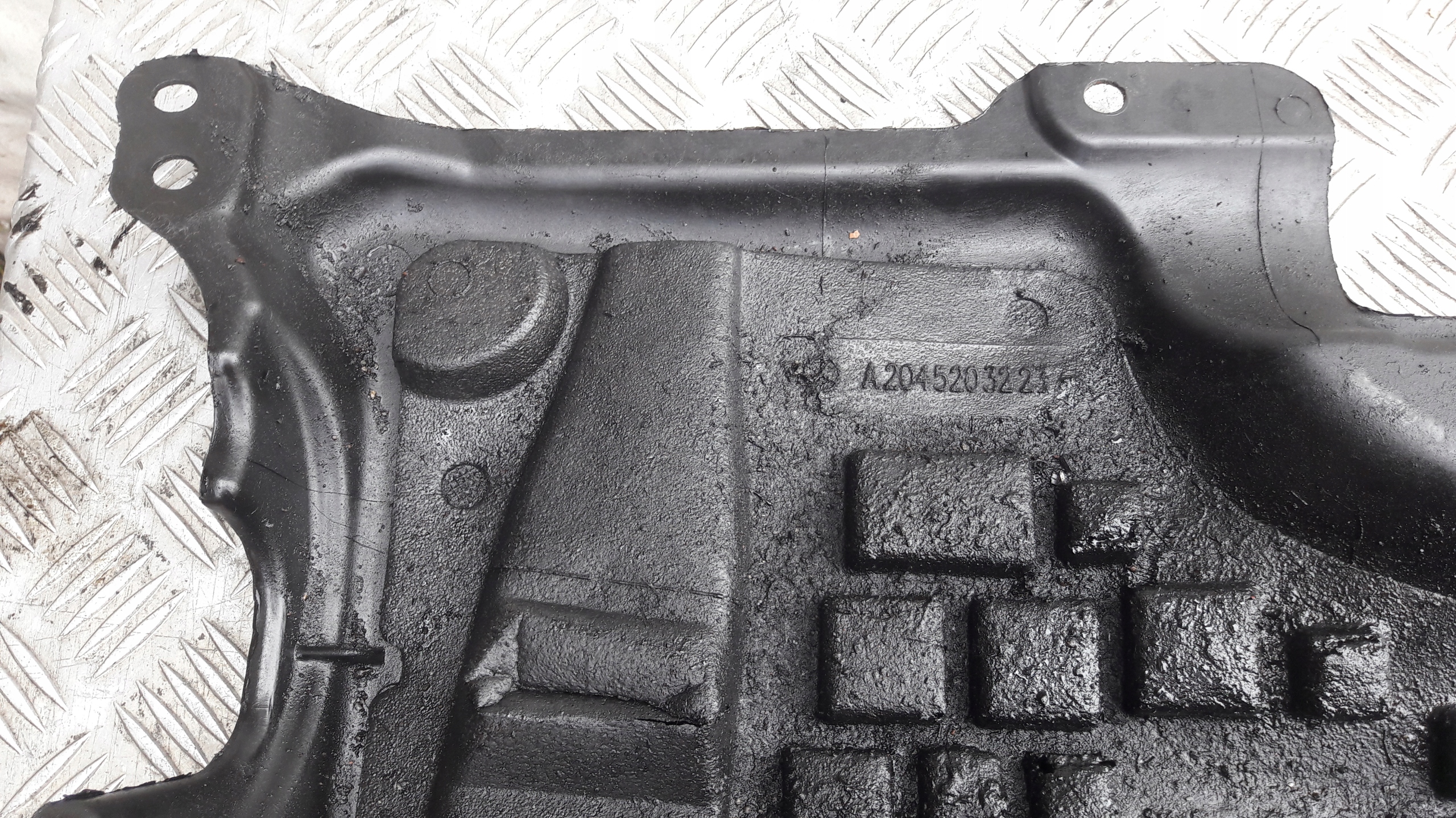 MERCEDES W204 3.0 CDI motor cover lower
