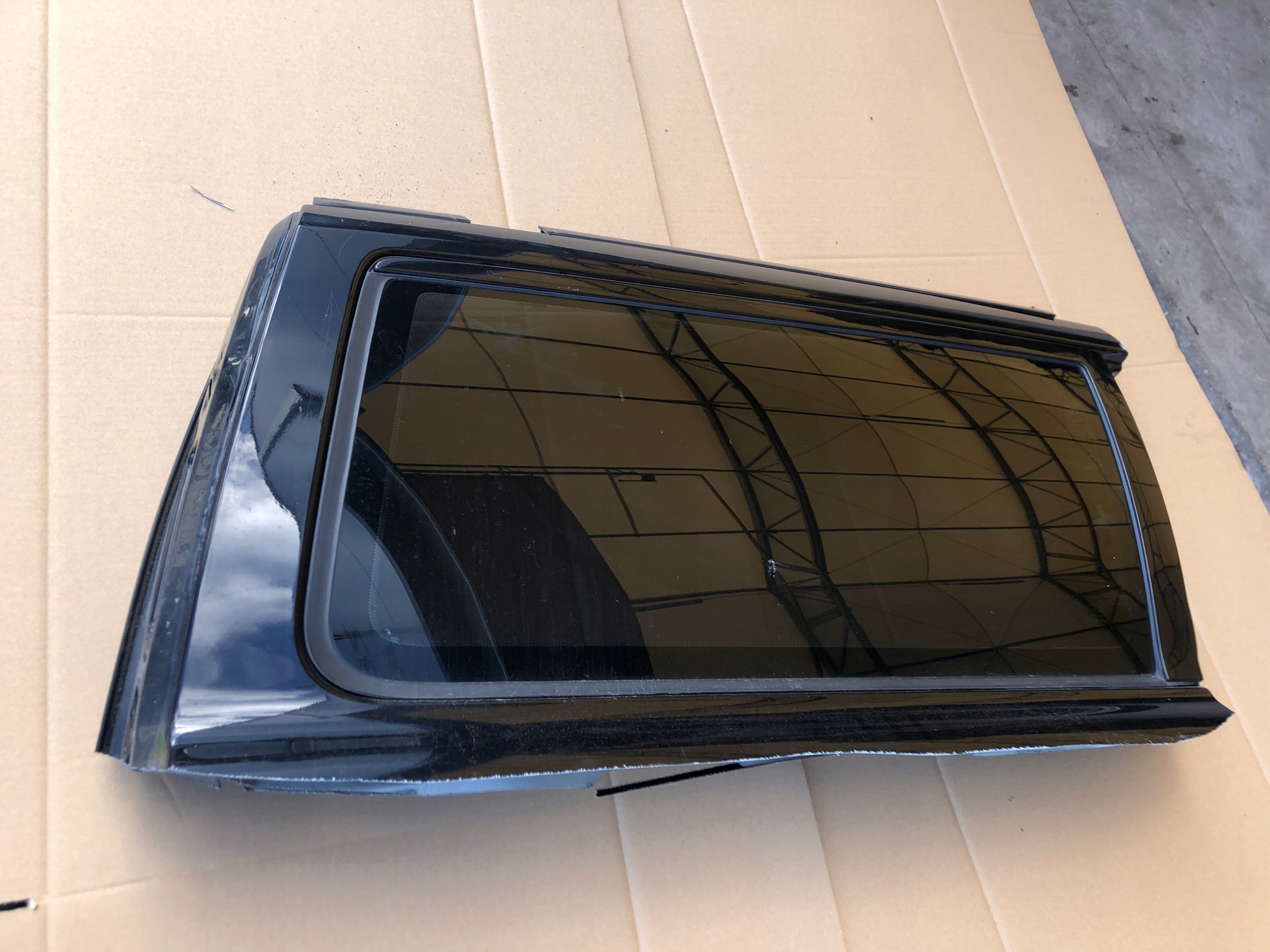 Заднее правое кузовное стекло VOLVO V70 019-26